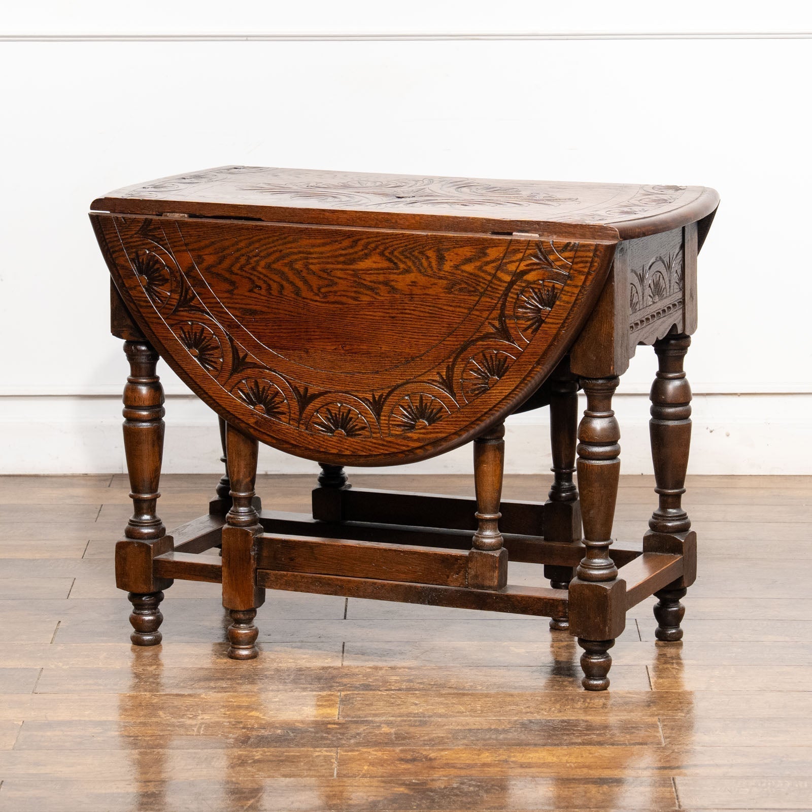 イギリス発祥の代表的なテーブル ゲートレッグテーブル – THE GLOBE