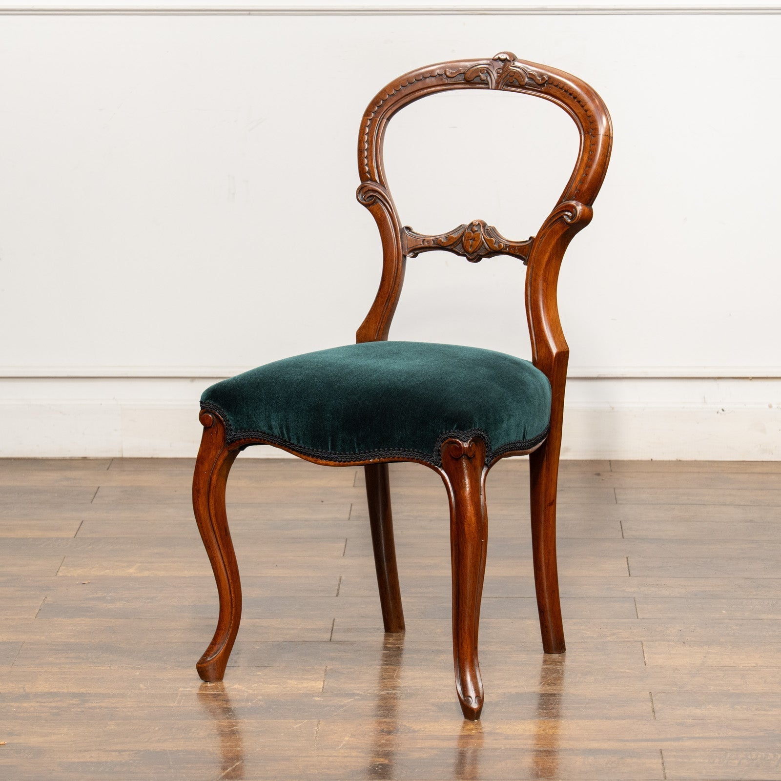 英国アンティーク ヴィクトリアン様式 バルーンバック ダイニングチェア 猫脚 ビクトリア時代マホガニー英国アンティーク透かし彫りバルーンバック