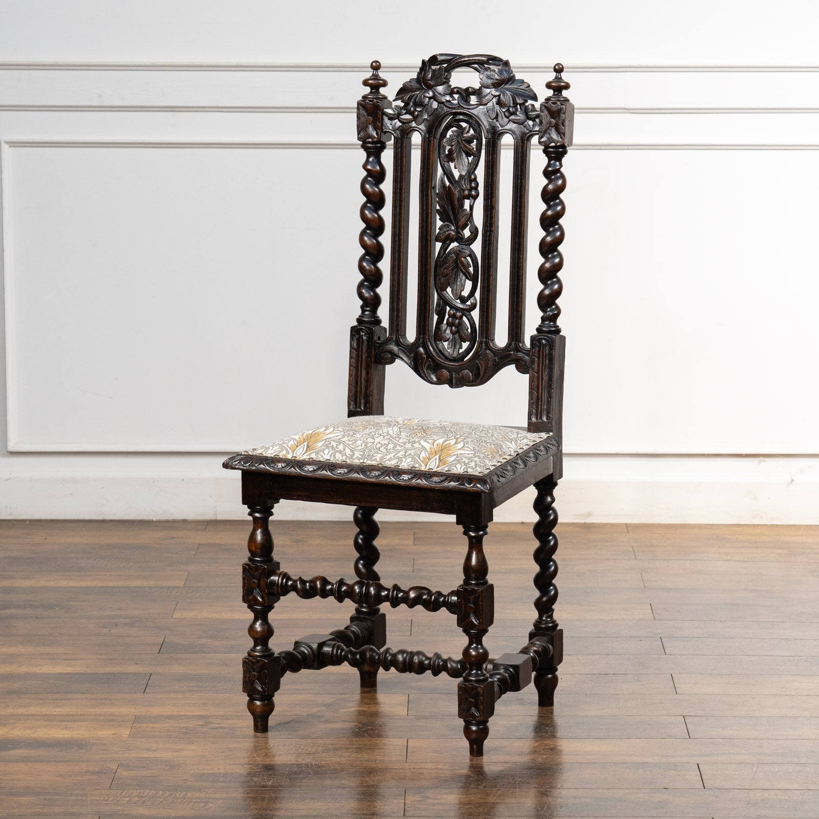 ウィリアムモリス生地を使った ジャコビアン様式の華麗なデザイン