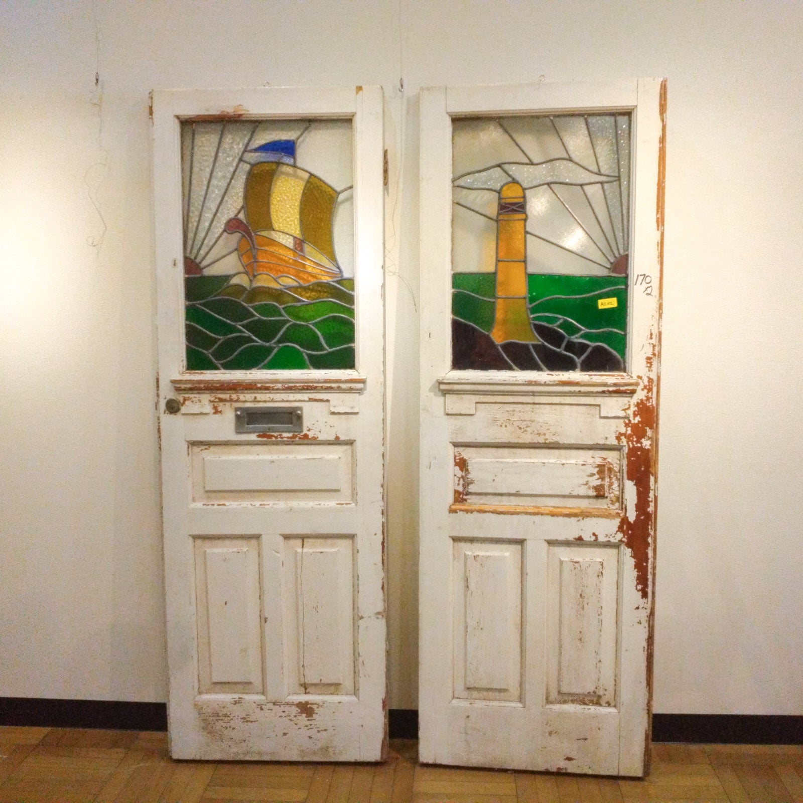 美しいステンドグラスが2枚で一つの大きな作品に 郵便受け付