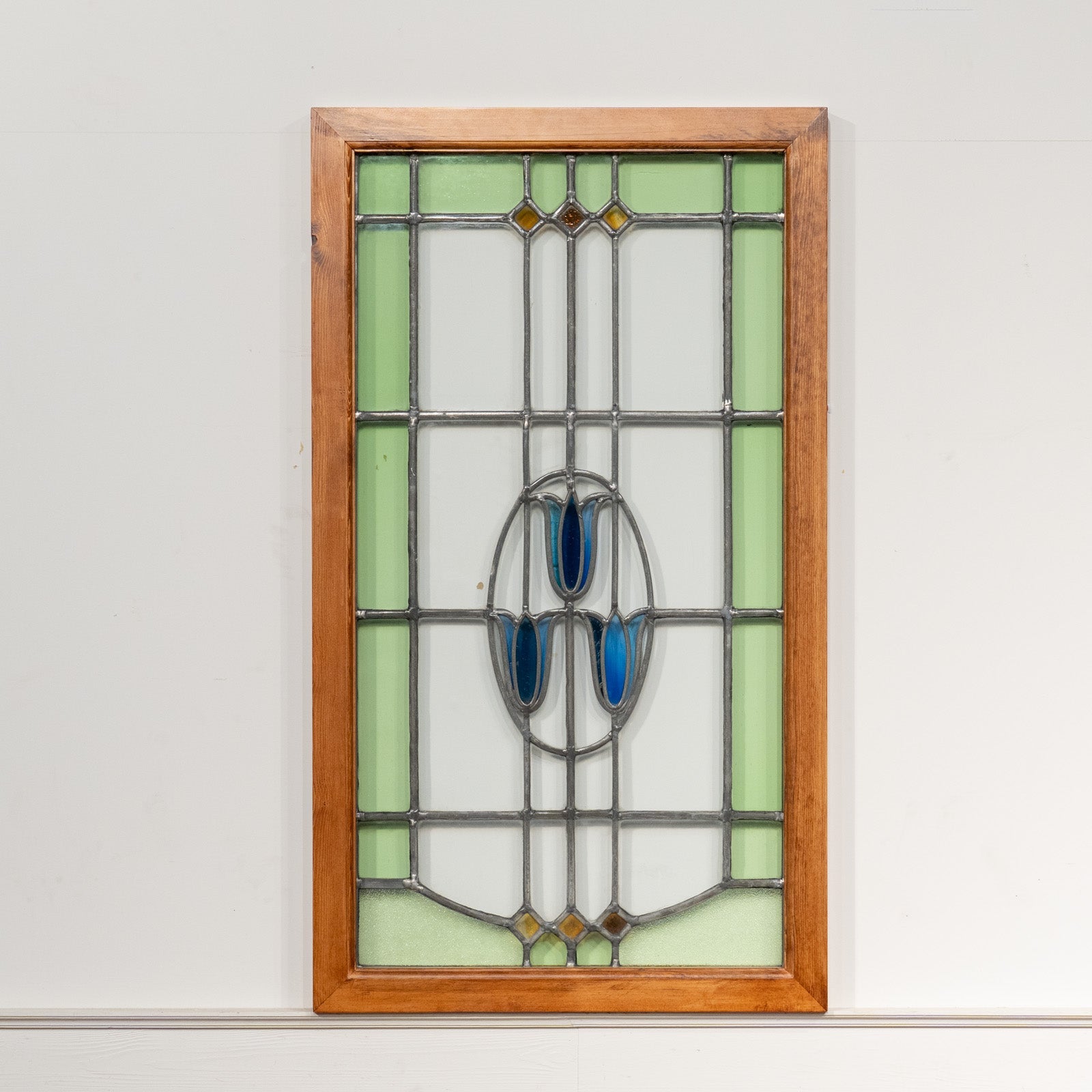 淡い色味のチューリップのモチーフが上品 ステンドグラス 480×845