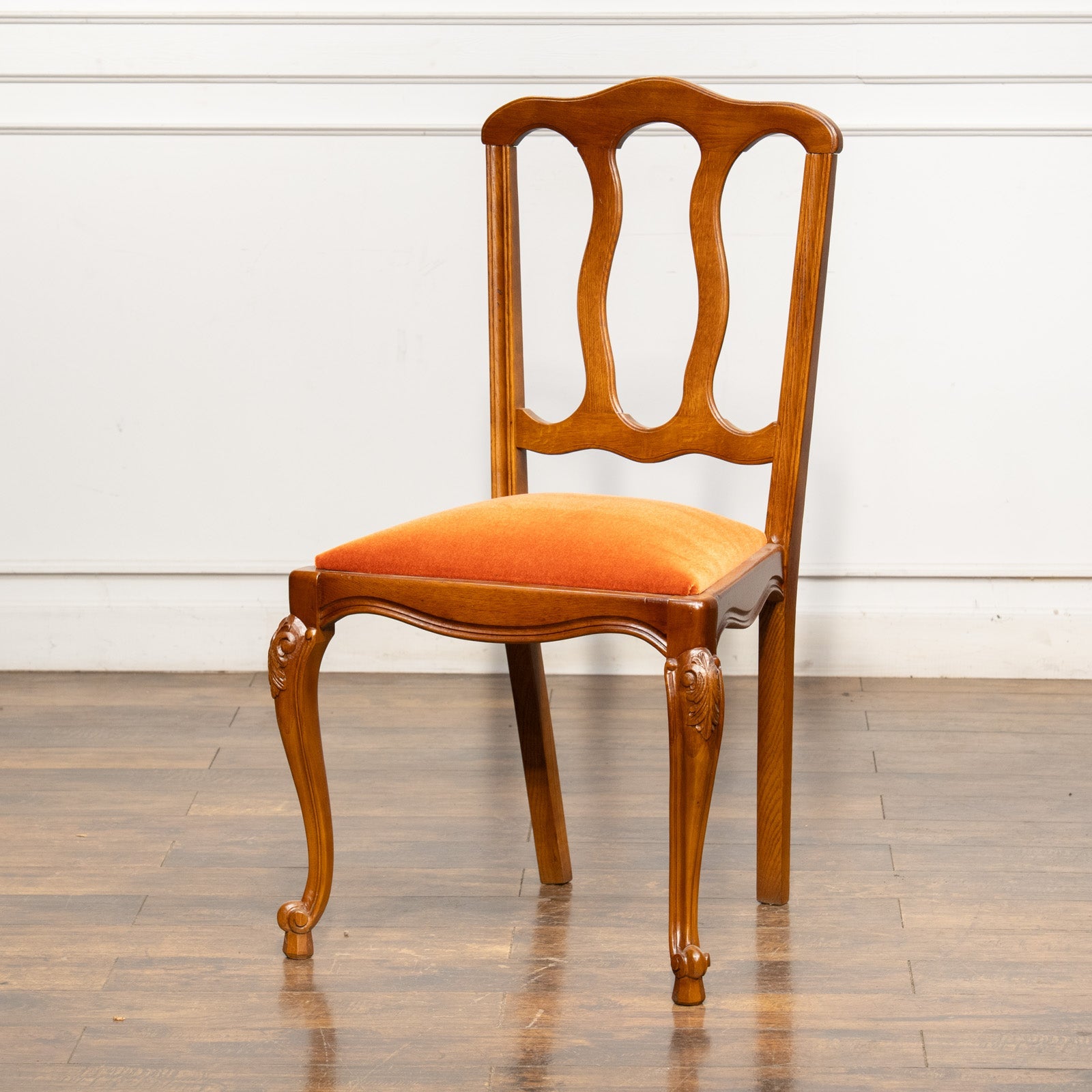 木製チェア　昭和レトロ　ビンテージチェア　オレンジ　菱形 3/6 エレガントなデザインの背もたれにオレンジの座面が華やか オーク