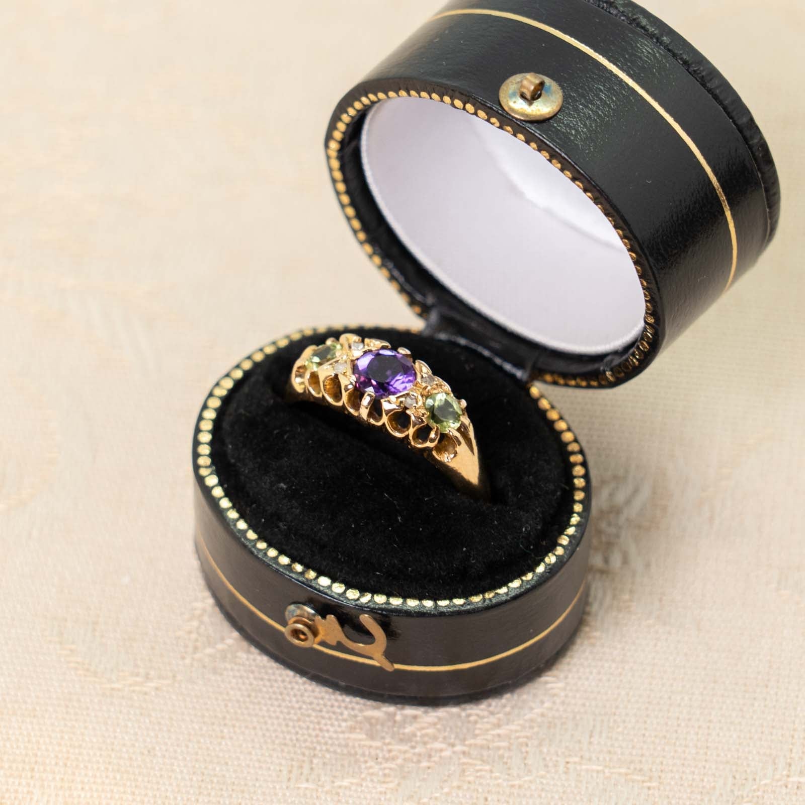 アメジストとペリドットとダイヤモンドが織りなす輝き エドワー