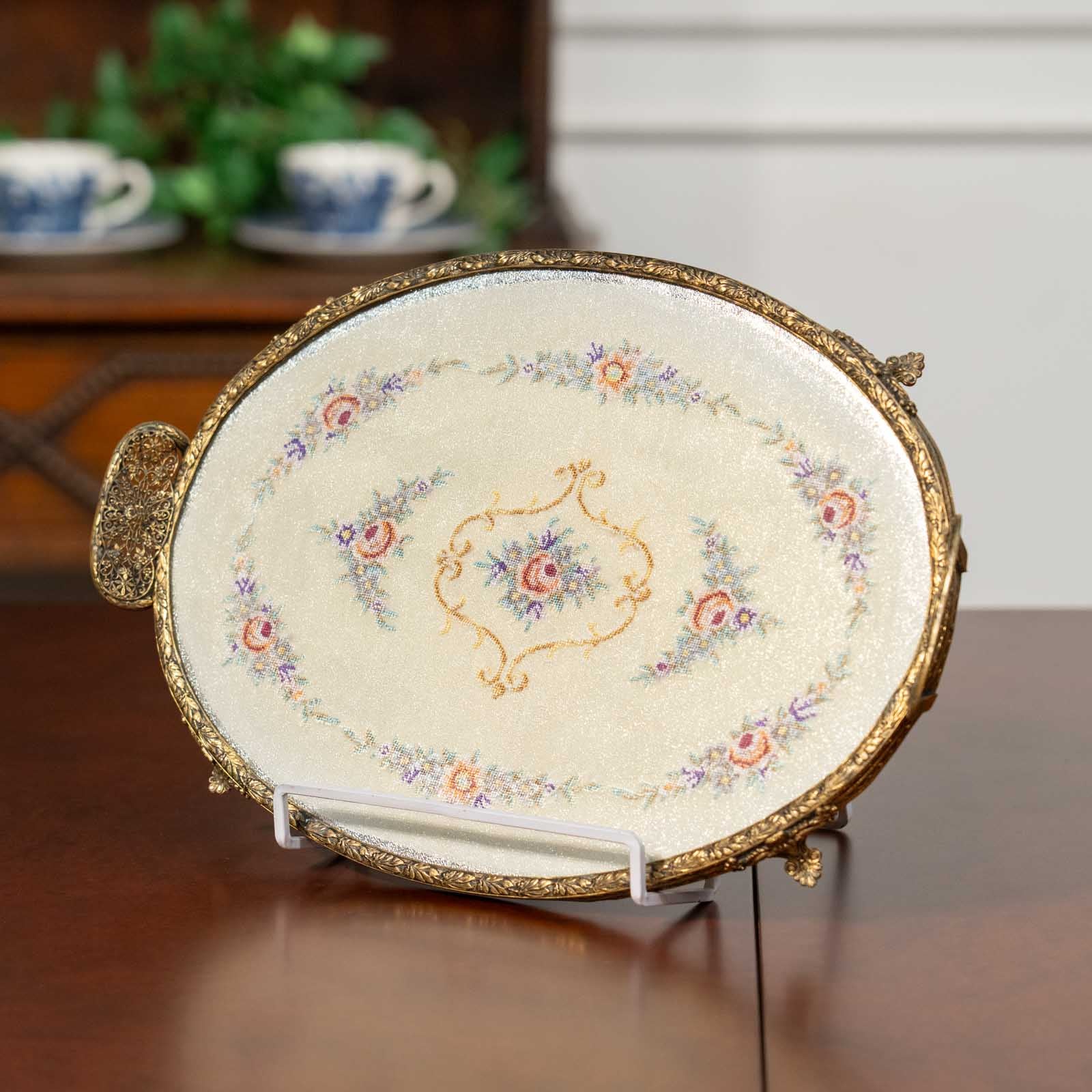 繊細な透かし装飾のフレームにプティポワンの刺繍が可憐 真鍮製