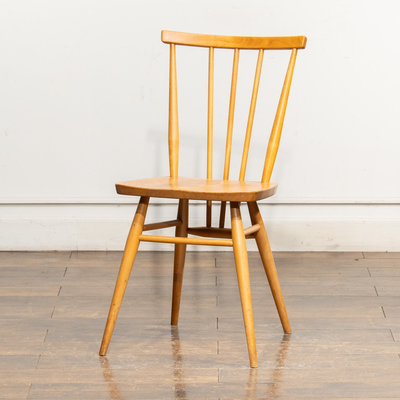 英国【ERCOL アーコール】シンプルで直線的なデザイン ウィンザー