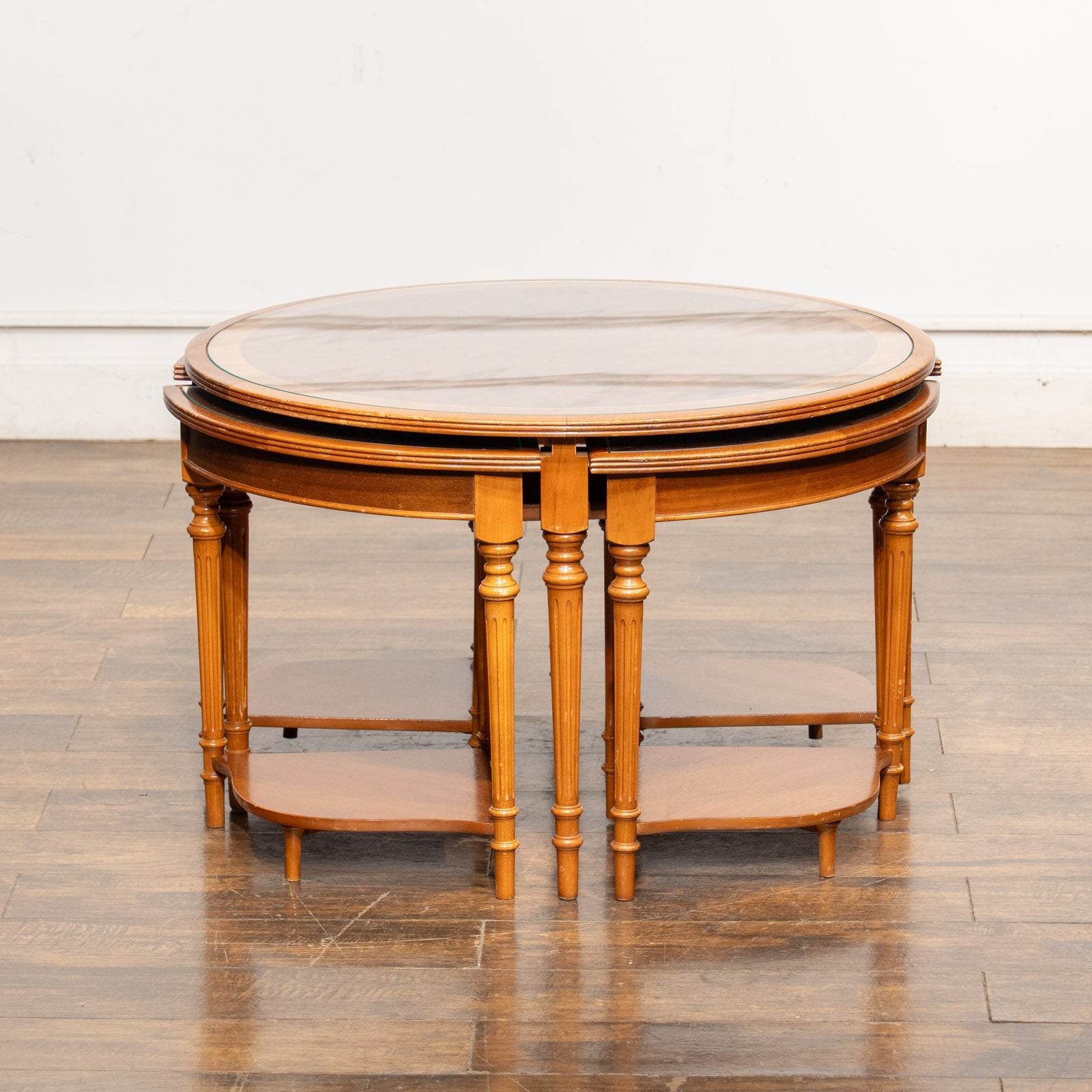 4台のテーブルが大きいテーブルにすっぽり入る ガラス天板 5段 ネスト