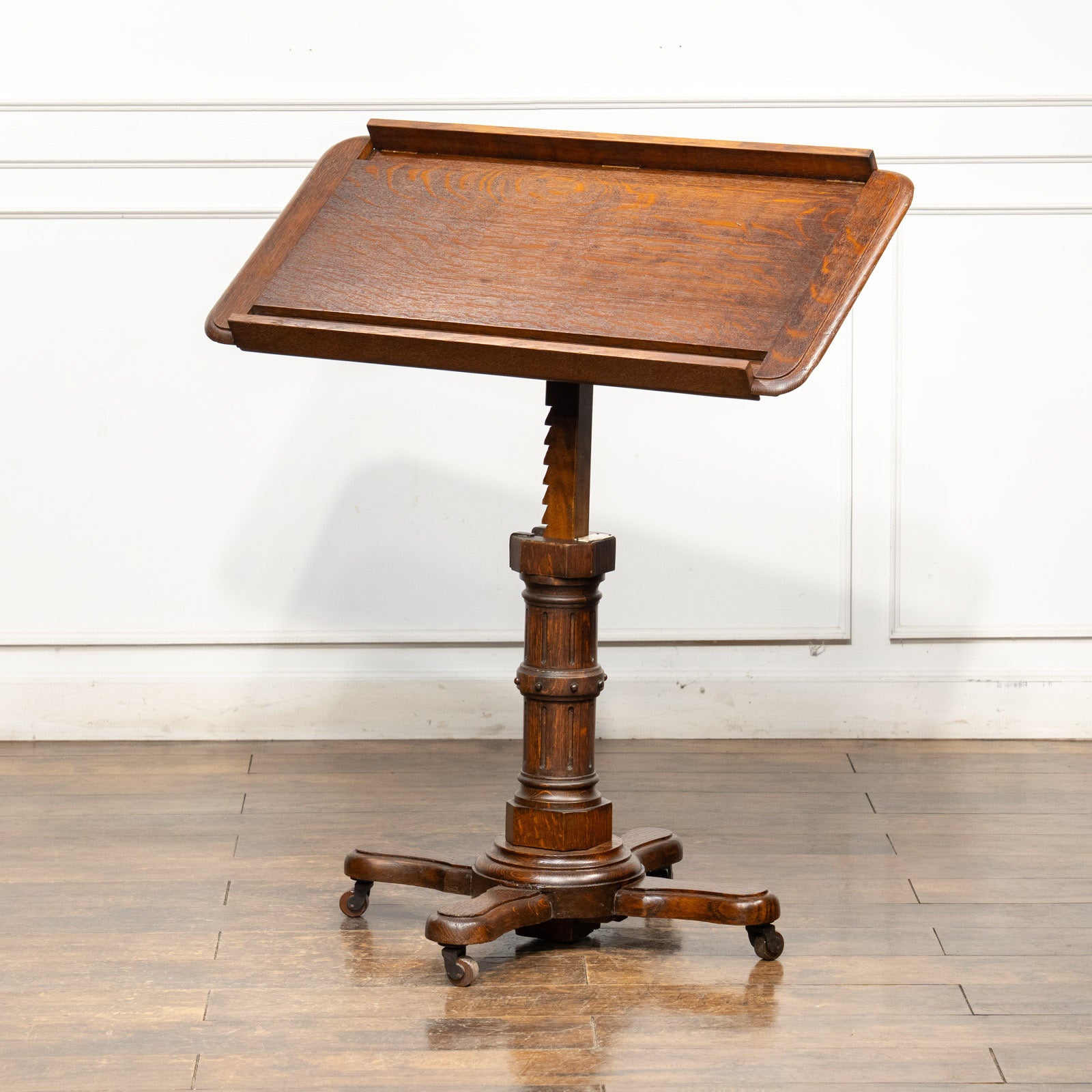 実用的かつ趣のあるデザイン オーク リーディングテーブル /15G – THE