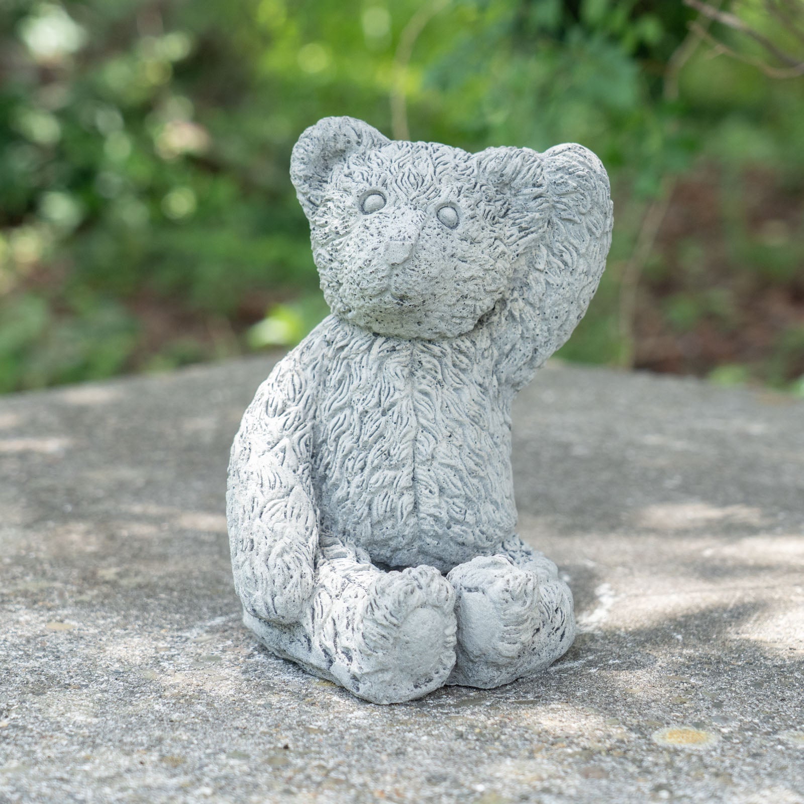 ガーデンストーン】ぬいぐるみの質感が表現された お手ふりテディベア