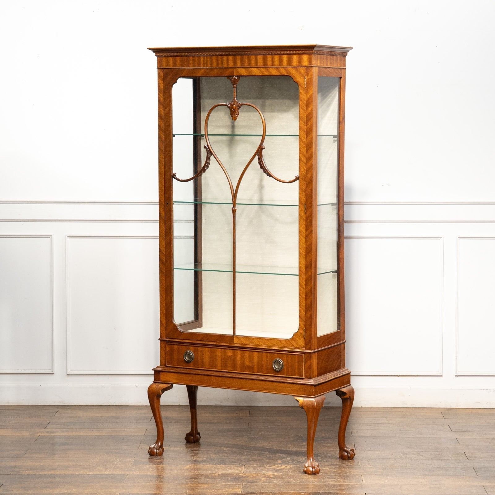 ハートの形をデザインした扉がチャーミング グラス チャイナキャビネット