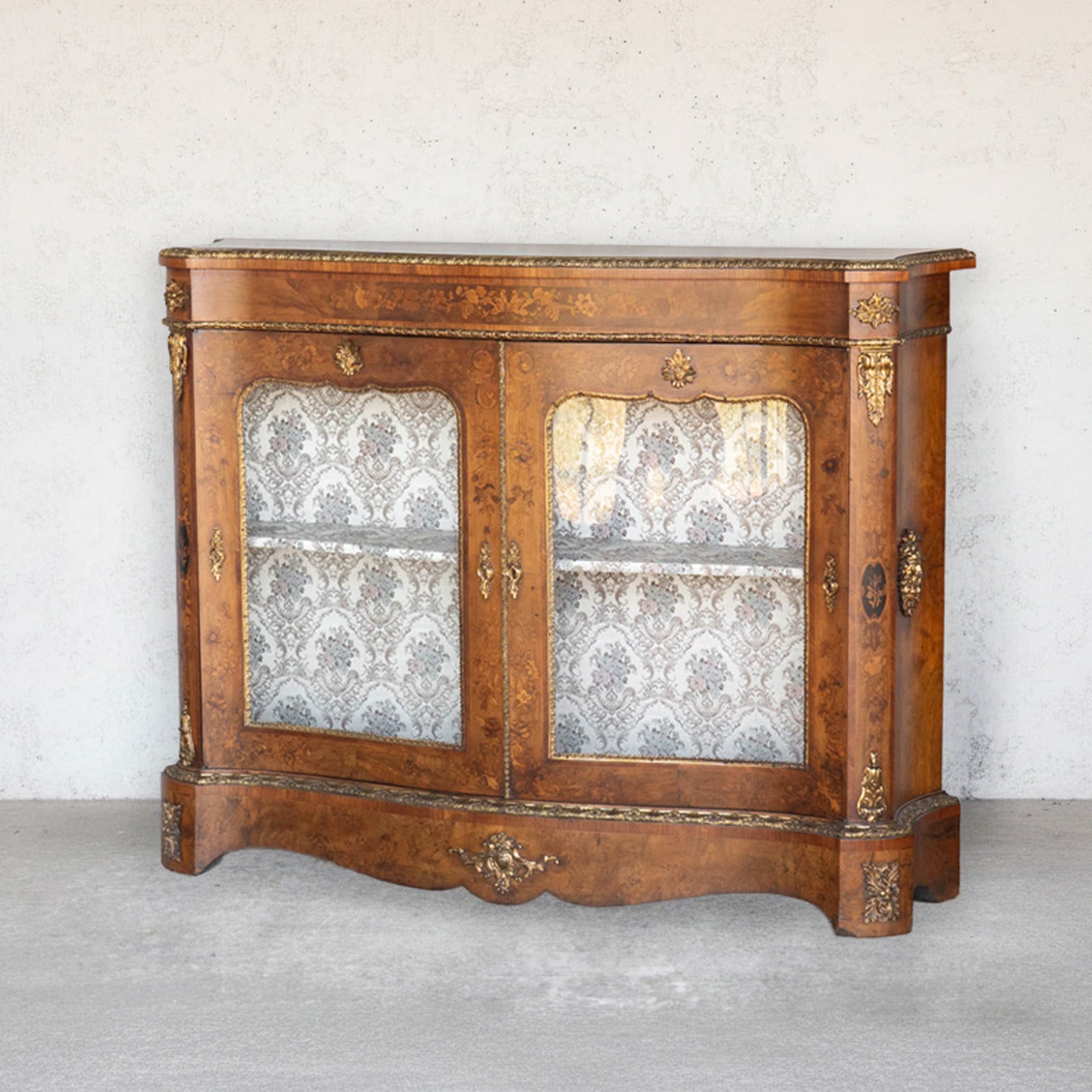 時代を超えて受け継がれる　華麗な ピアキャビネット