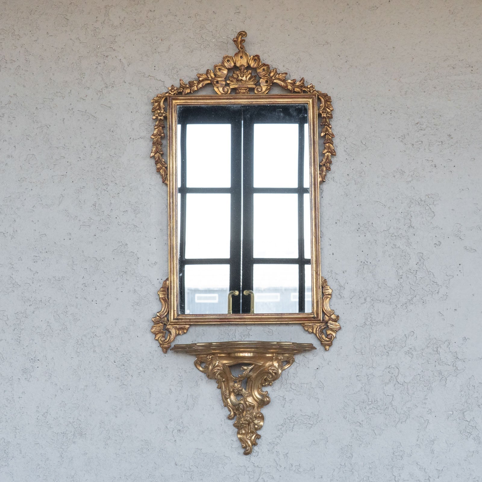 自宅のサロンでお茶会を…優雅なウォールミラーとウォールコンソール