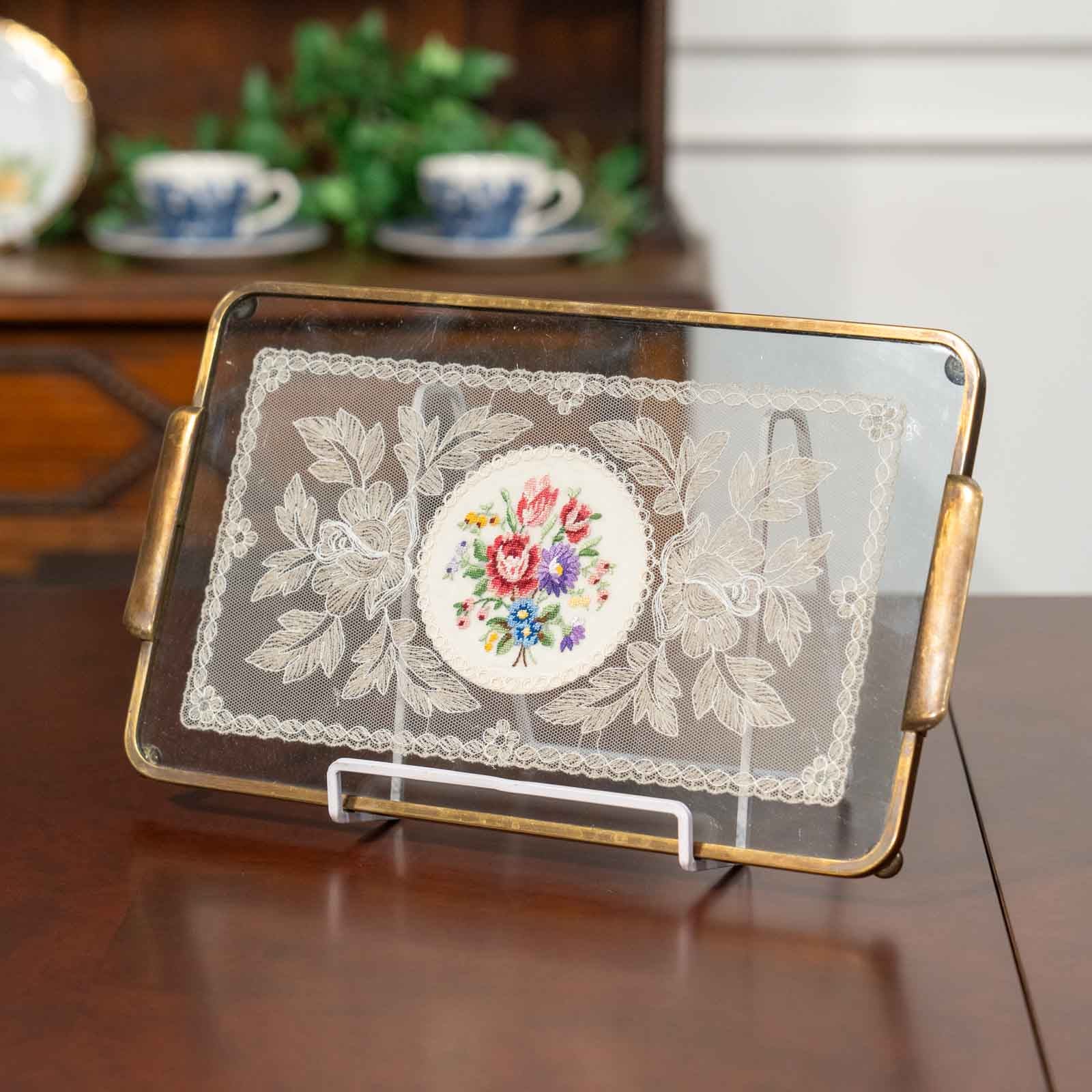 色鮮やかで繊細なプティポワンの刺繍が可愛らしい レクタングル ドレッシングトレイ