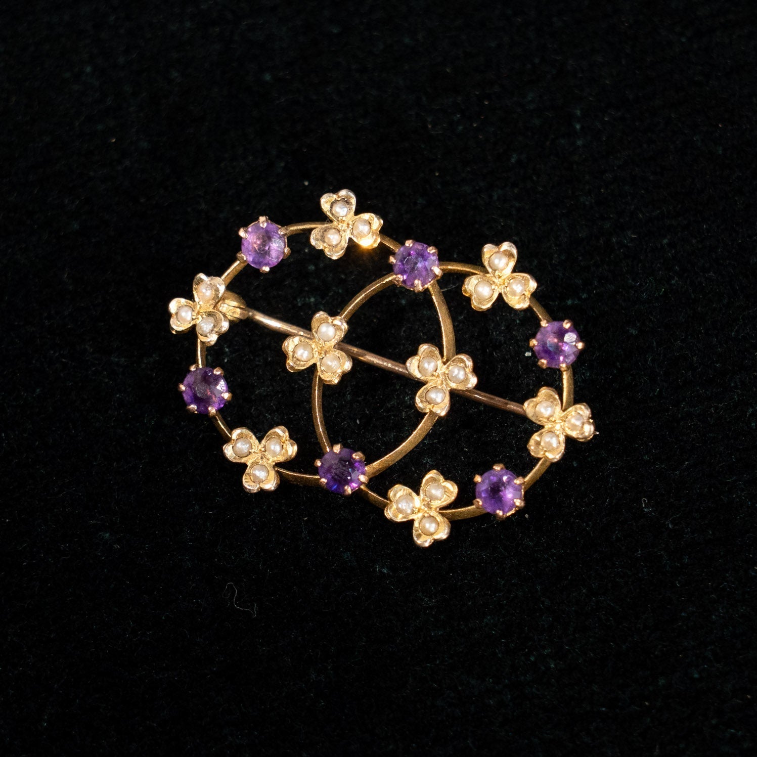 三つ葉のクローバーが織りなす アメジストとシードパールのブローチ