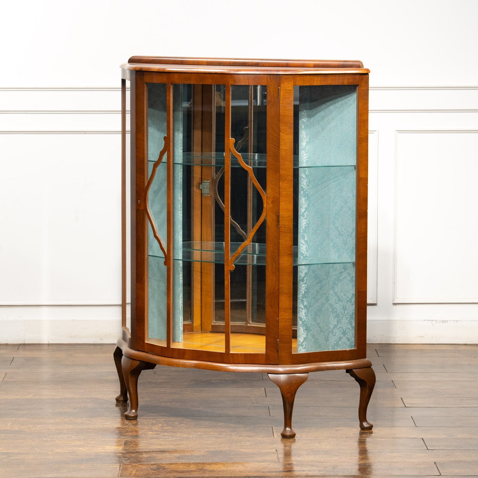 なだらかなウェーブラインが魅力の ハーフムーン ミラーバックキャビネット