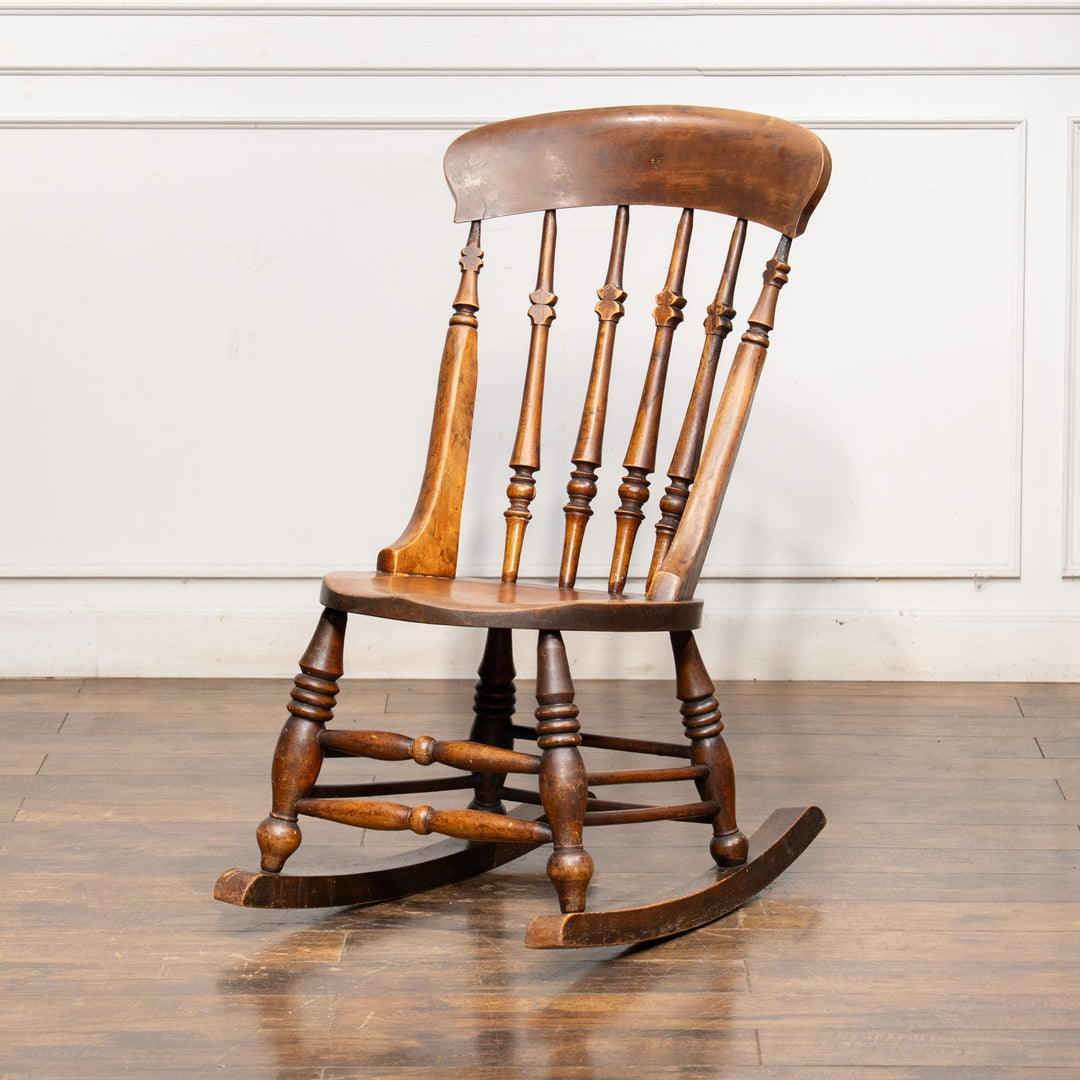 秋の夜長に 寛ぎのロッキングチェア