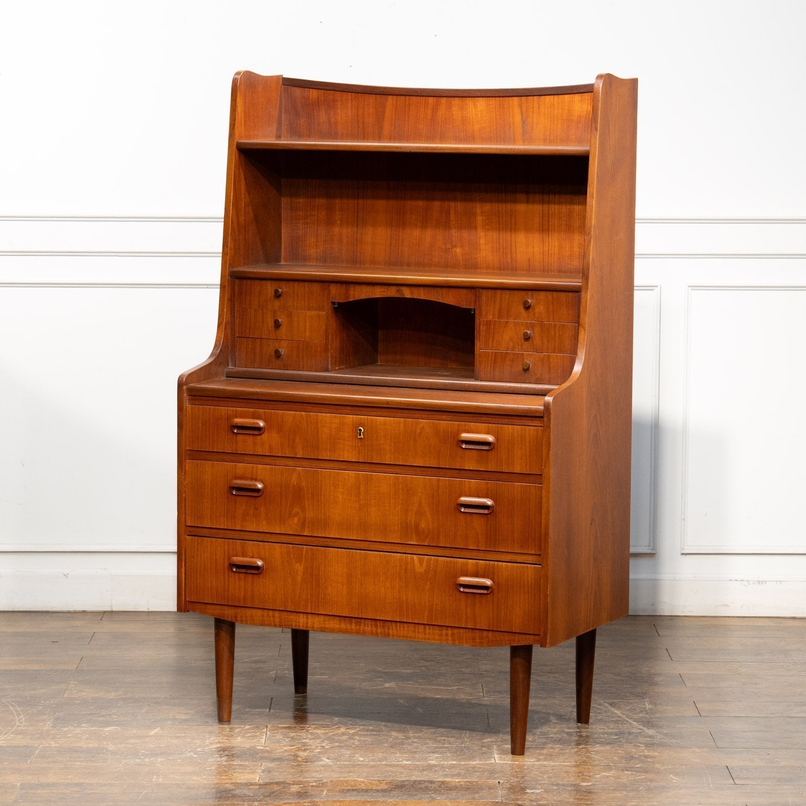 ドレッサーとしても使える  チーク  ビューローブックシェルフ