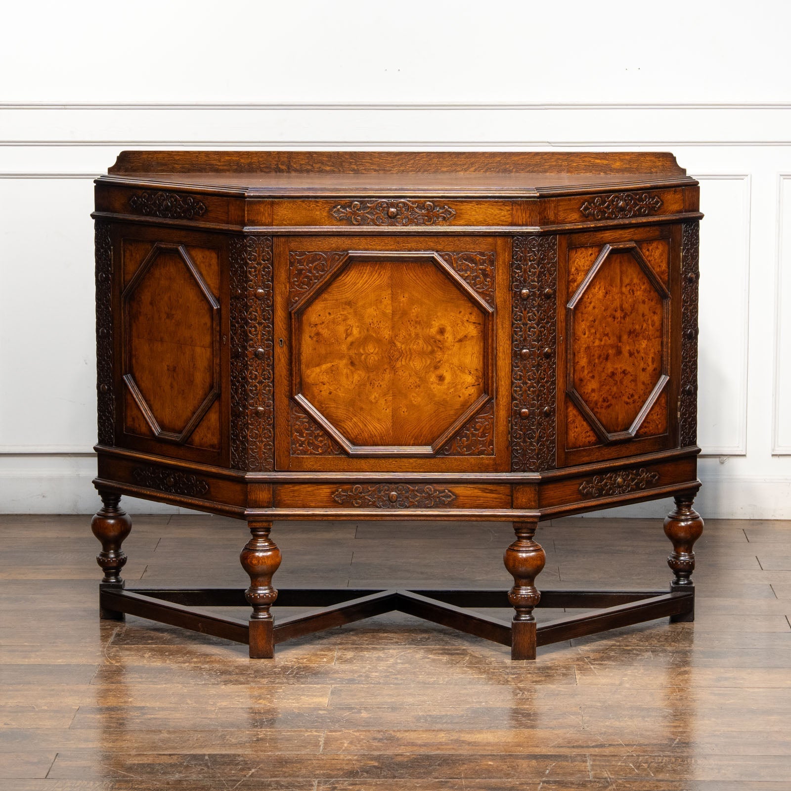 個性的なデザインが際立つ オーク サイドボード