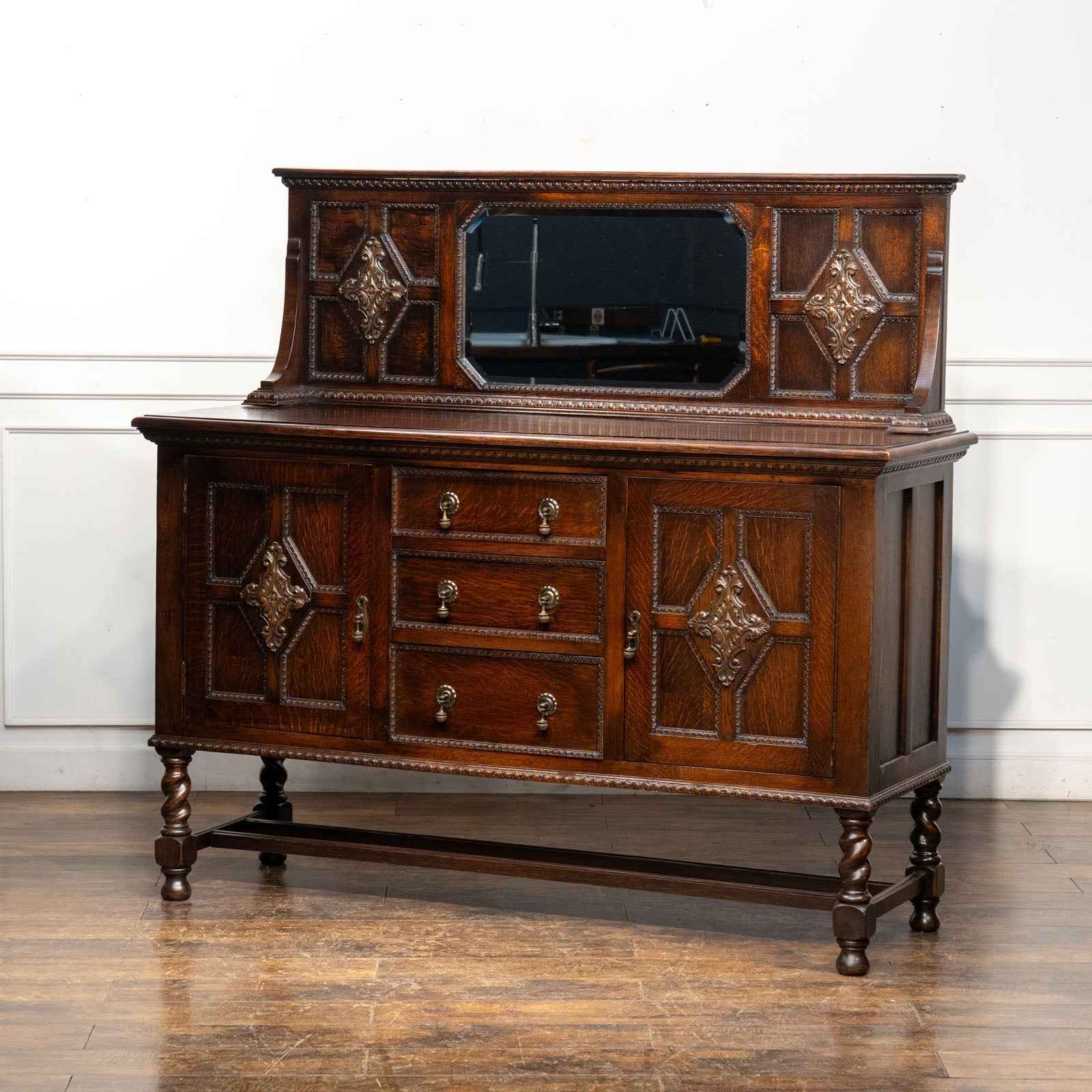 十字架を連想させる彫刻が特徴的な ミラーバックサイドボード