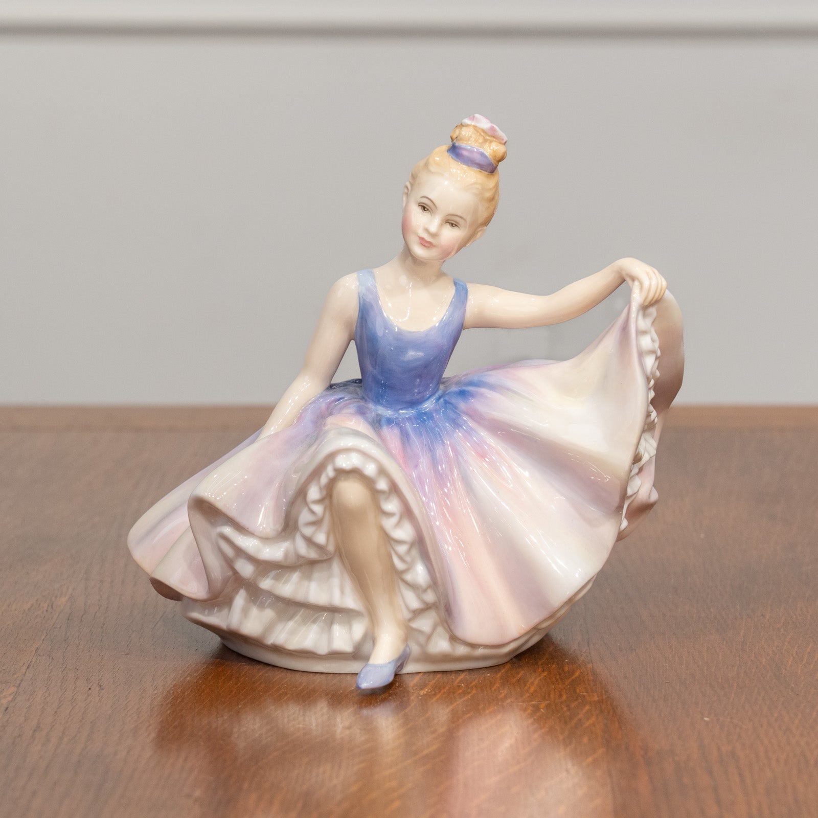 バレエの一場面を切り取ったよう  ロイヤルドルトン Dancing Years レディー フィギュリン