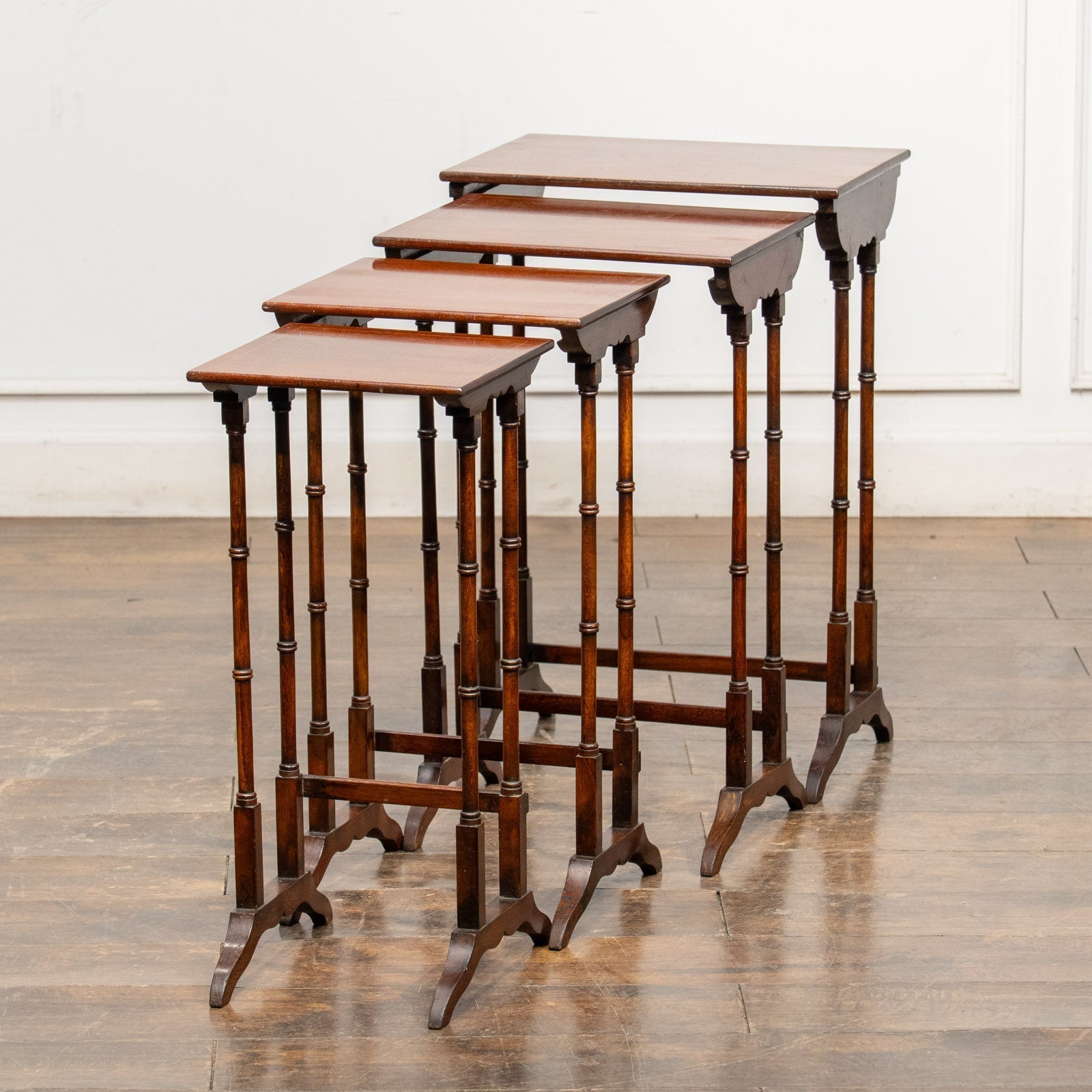 華奢な脚が印象的 バンブーレッグ ネストオブテーブルズ