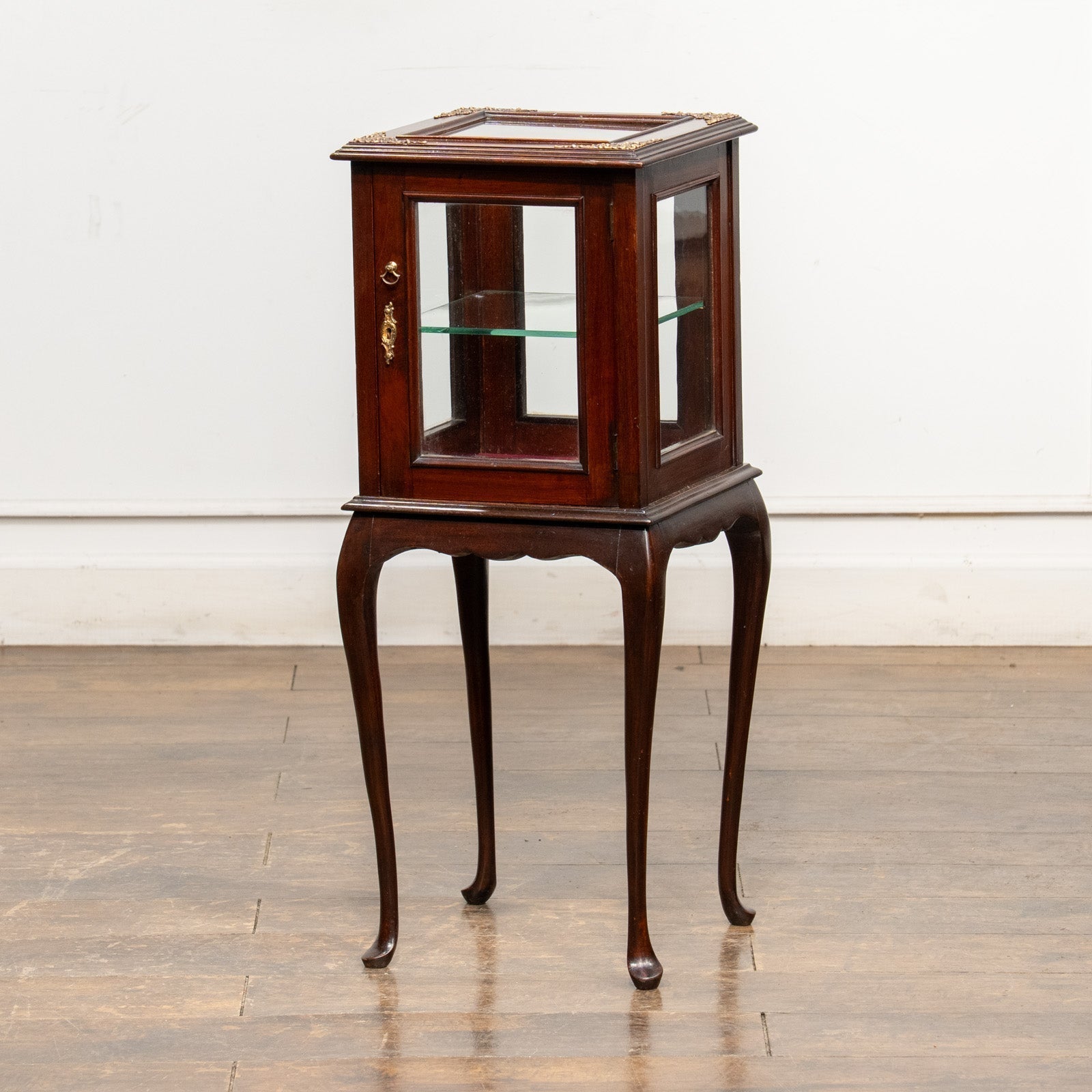 特別なコレクションを飾るのにふさわしい ガラス ディスプレイキャビネット