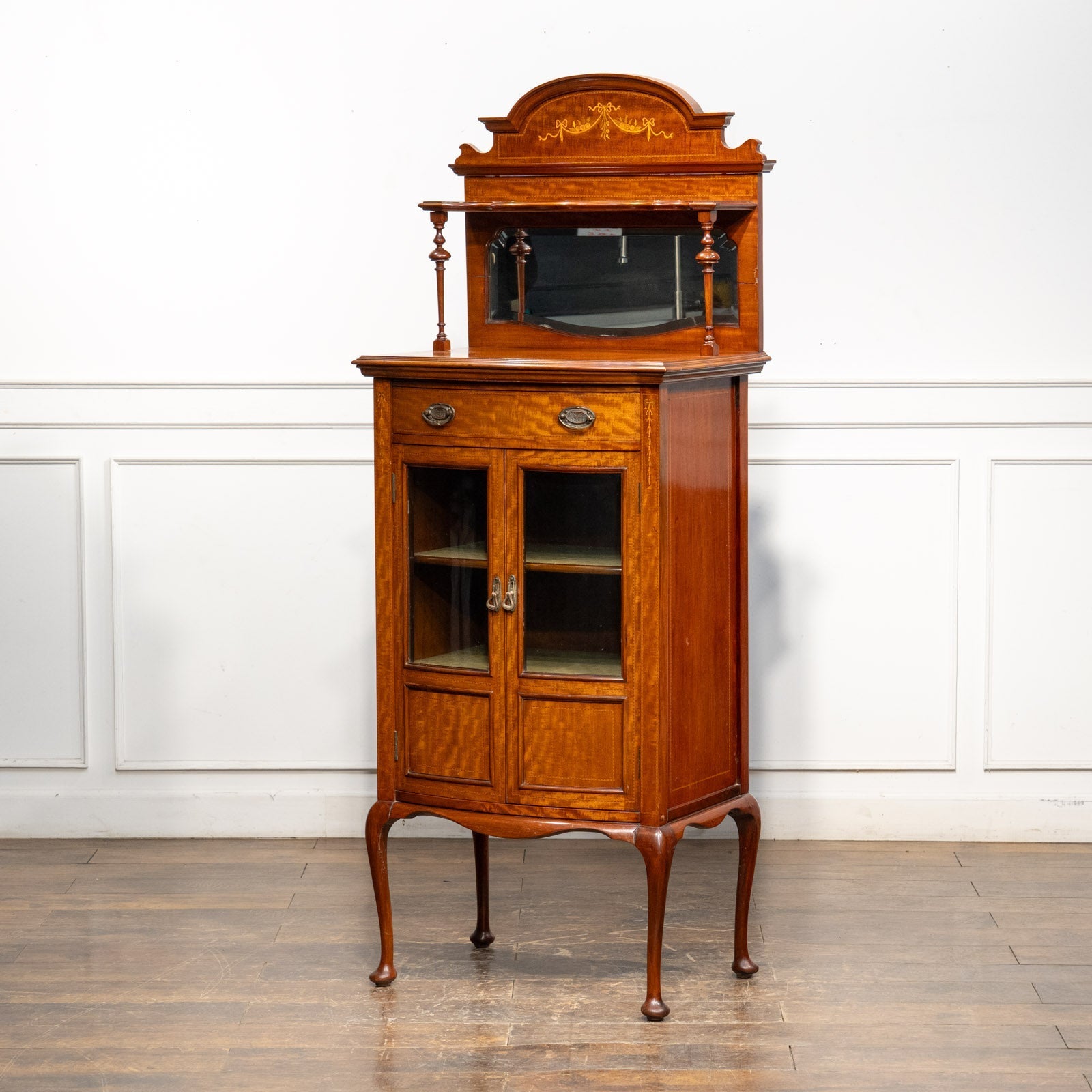 リボンの装飾が可愛らしさを演出！インレイ  ミラーバックキャビネット