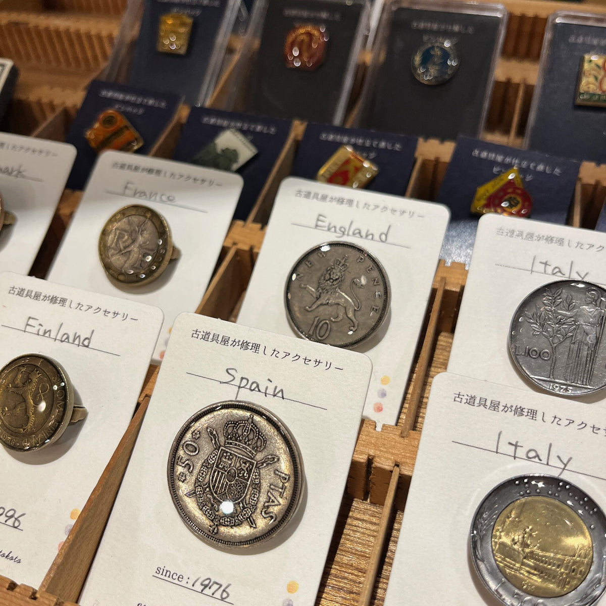 人気のピンバッジやブローチが入荷いたしました！