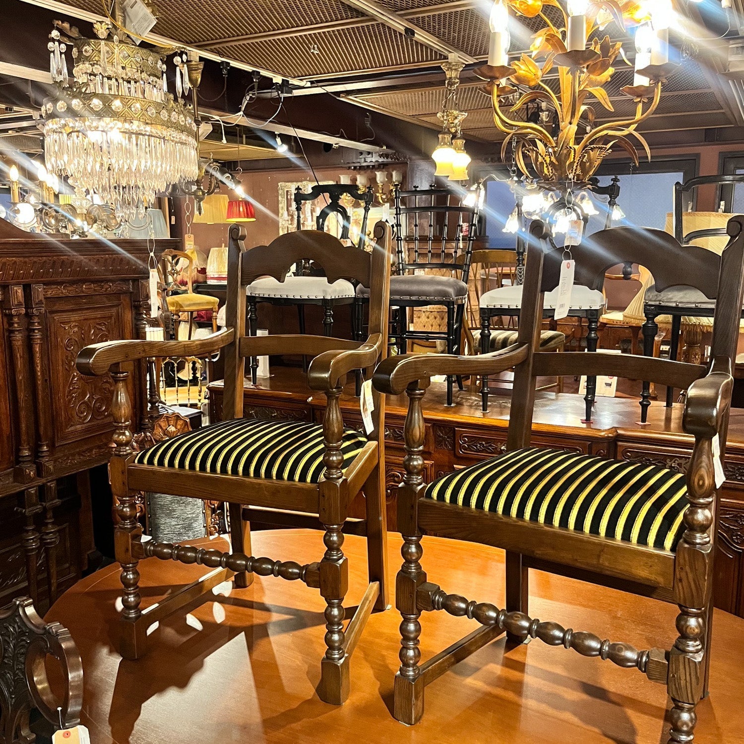 倉庫よりアンティーク家具が入荷中！ぜひ店頭でご覧ください！