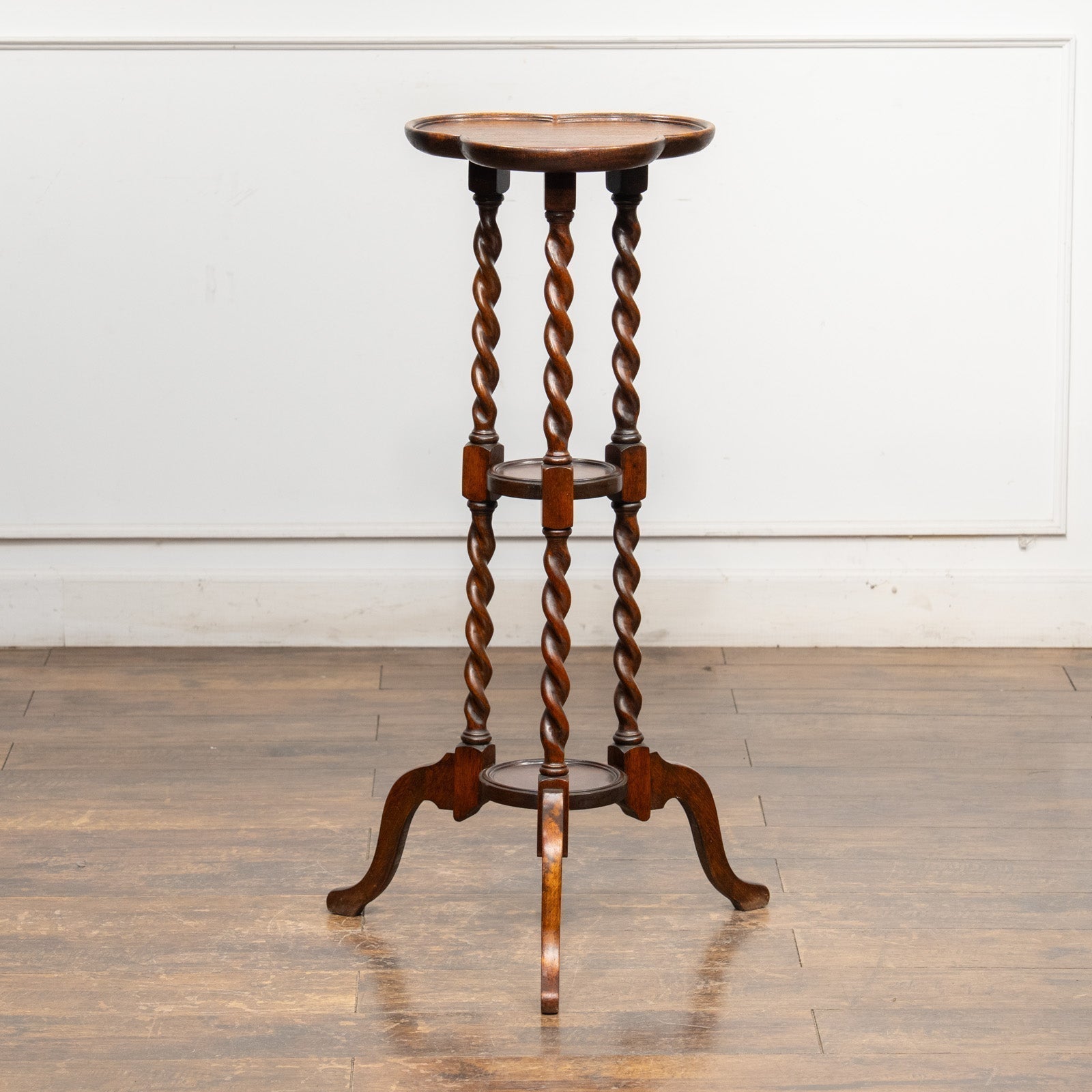 クローバー型の天板とバーリーシュガーツイストレッグが美しい オーク プラントスタンド