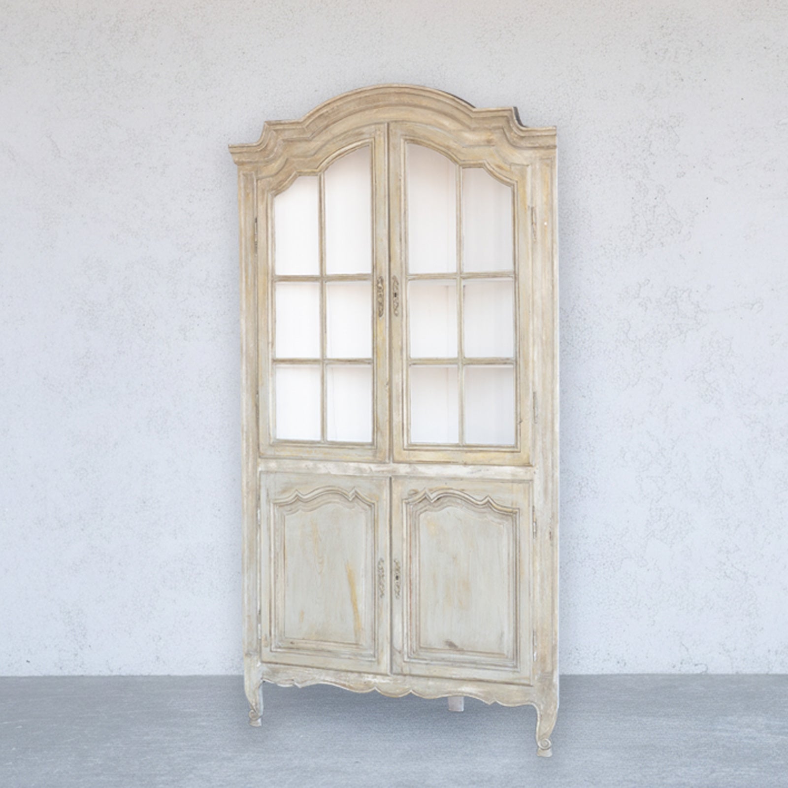 Shabby Chic な グラスキャビネットが入荷いたしました