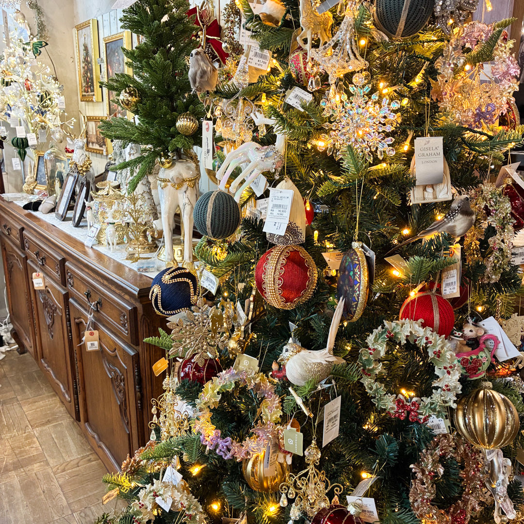 店内はクリスマスムード一色！お気に入りの一点を見つけてみて下さい！