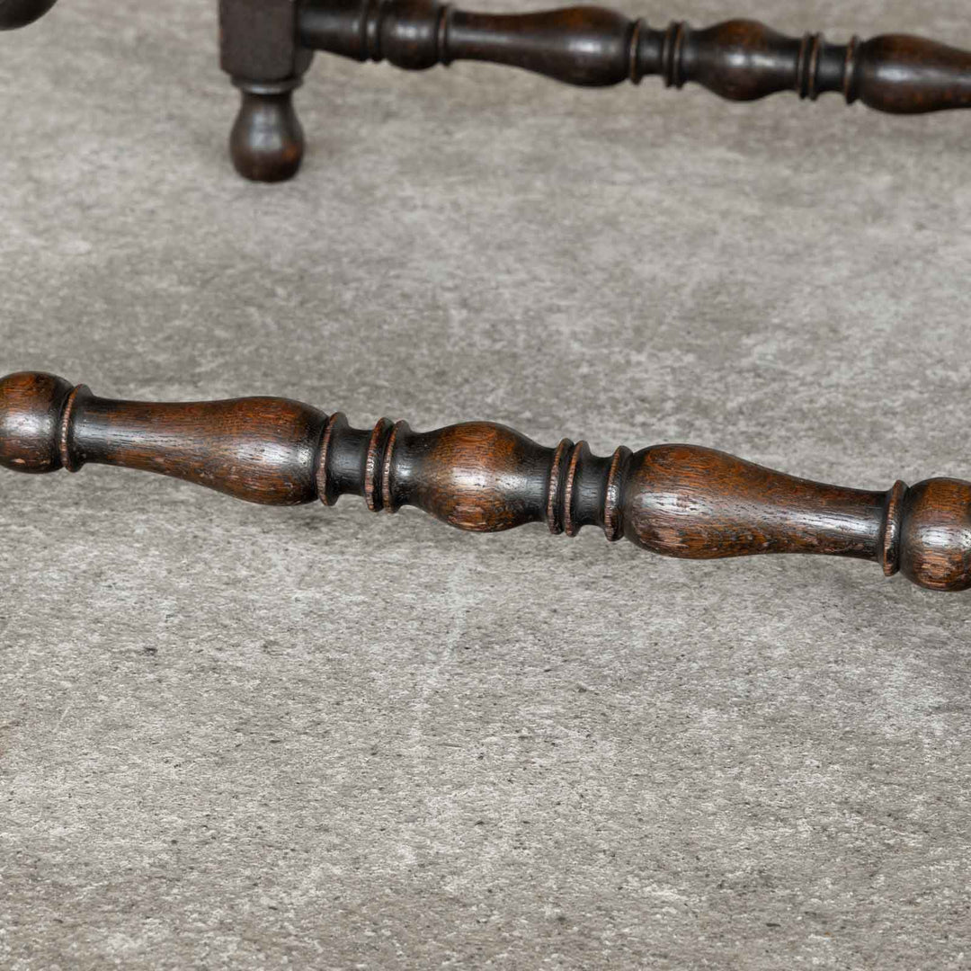 ケインシートと美しいターニングレッグがマッチした オーク スツール[m]