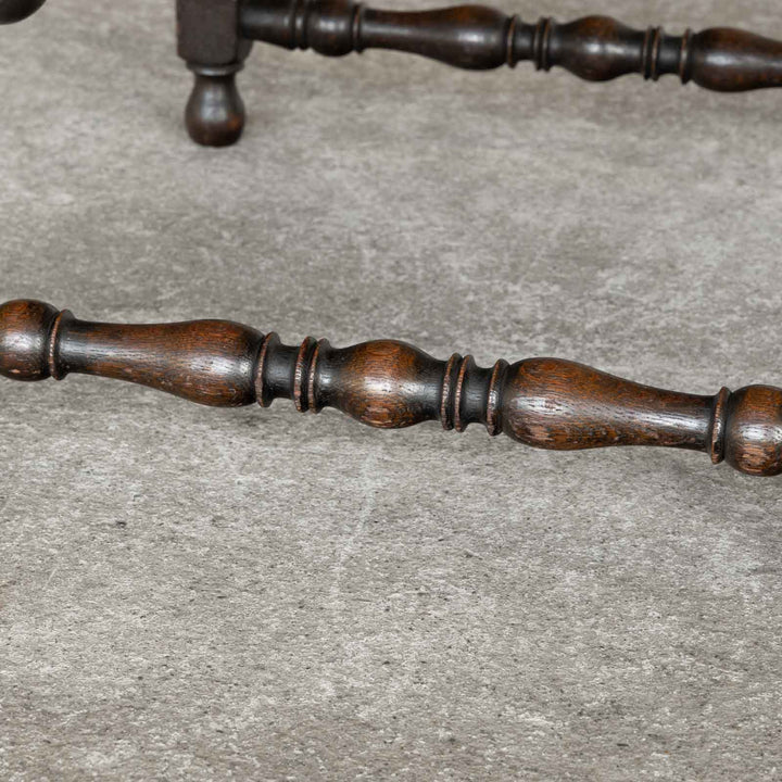 ケインシートと美しいターニングレッグがマッチした オーク スツール[m]