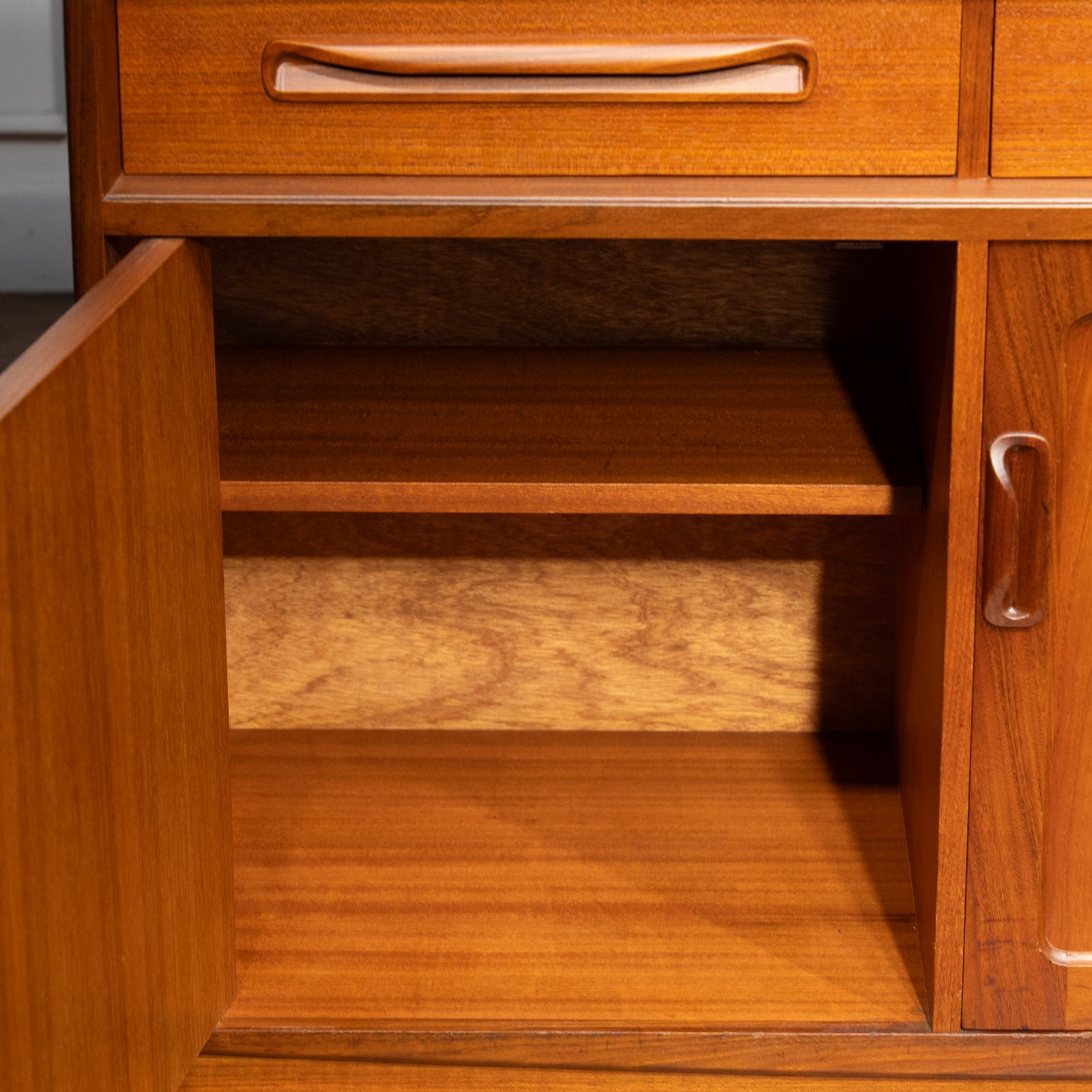 英国【G-PLAN ジープラン Fresco フレスコ】使いやすいサイズ感