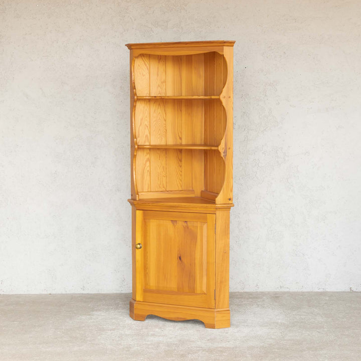 英国【ERCOL アーコール】明るいナチュラルな色味がお部屋に馴染む コーナーキャビネット[m]