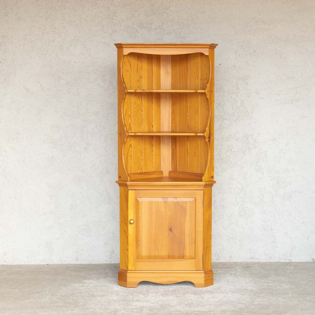 英国【ERCOL アーコール】明るいナチュラルな色味がお部屋に馴染む コーナーキャビネット[m]