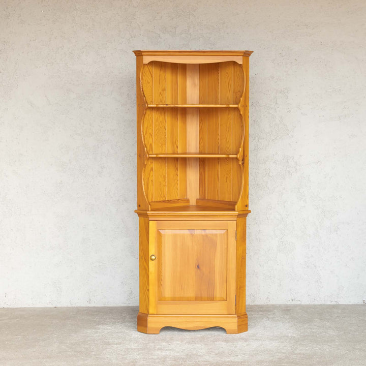 英国【ERCOL アーコール】明るいナチュラルな色味がお部屋に馴染む コーナーキャビネット[m]