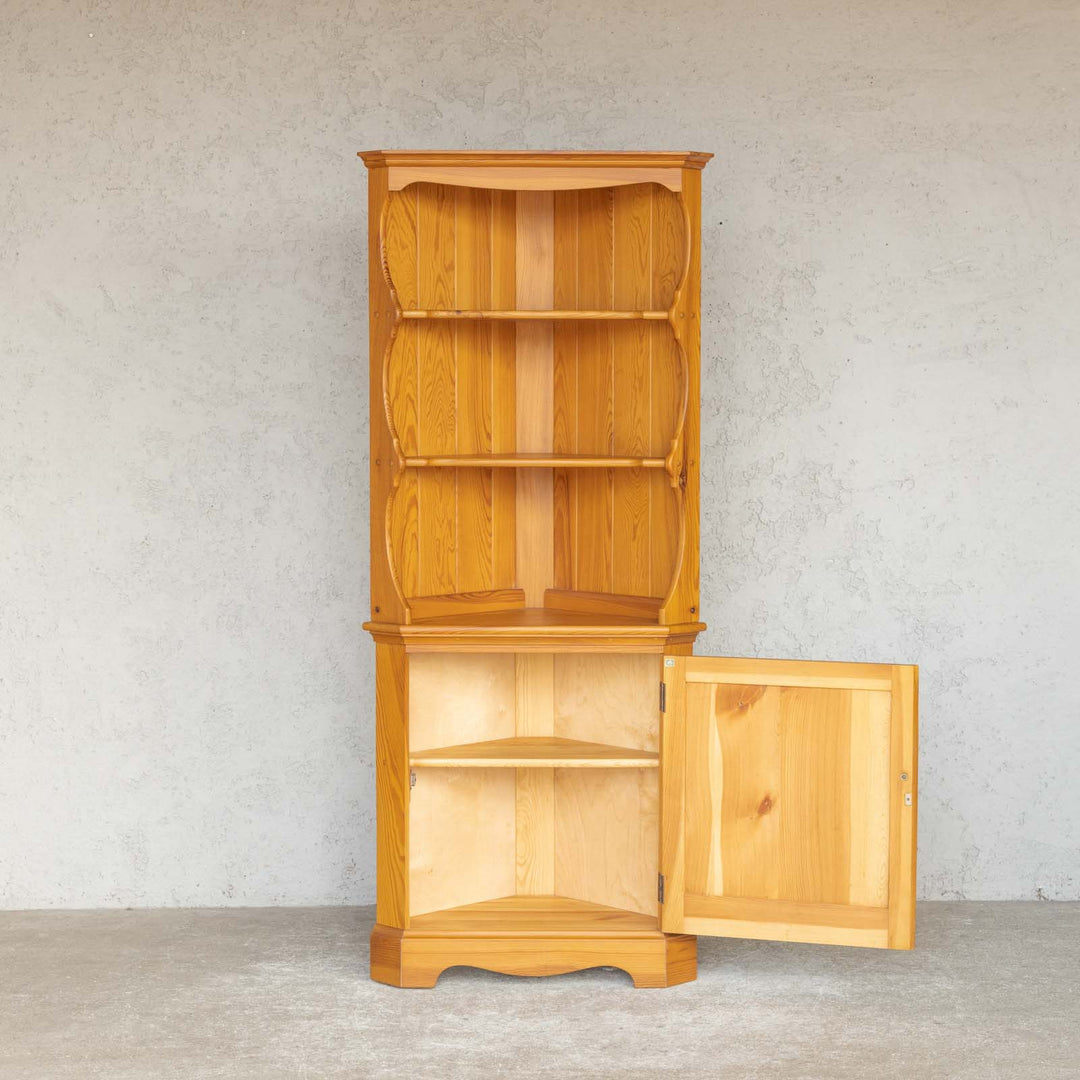 英国【ERCOL アーコール】明るいナチュラルな色味がお部屋に馴染む コーナーキャビネット[m]