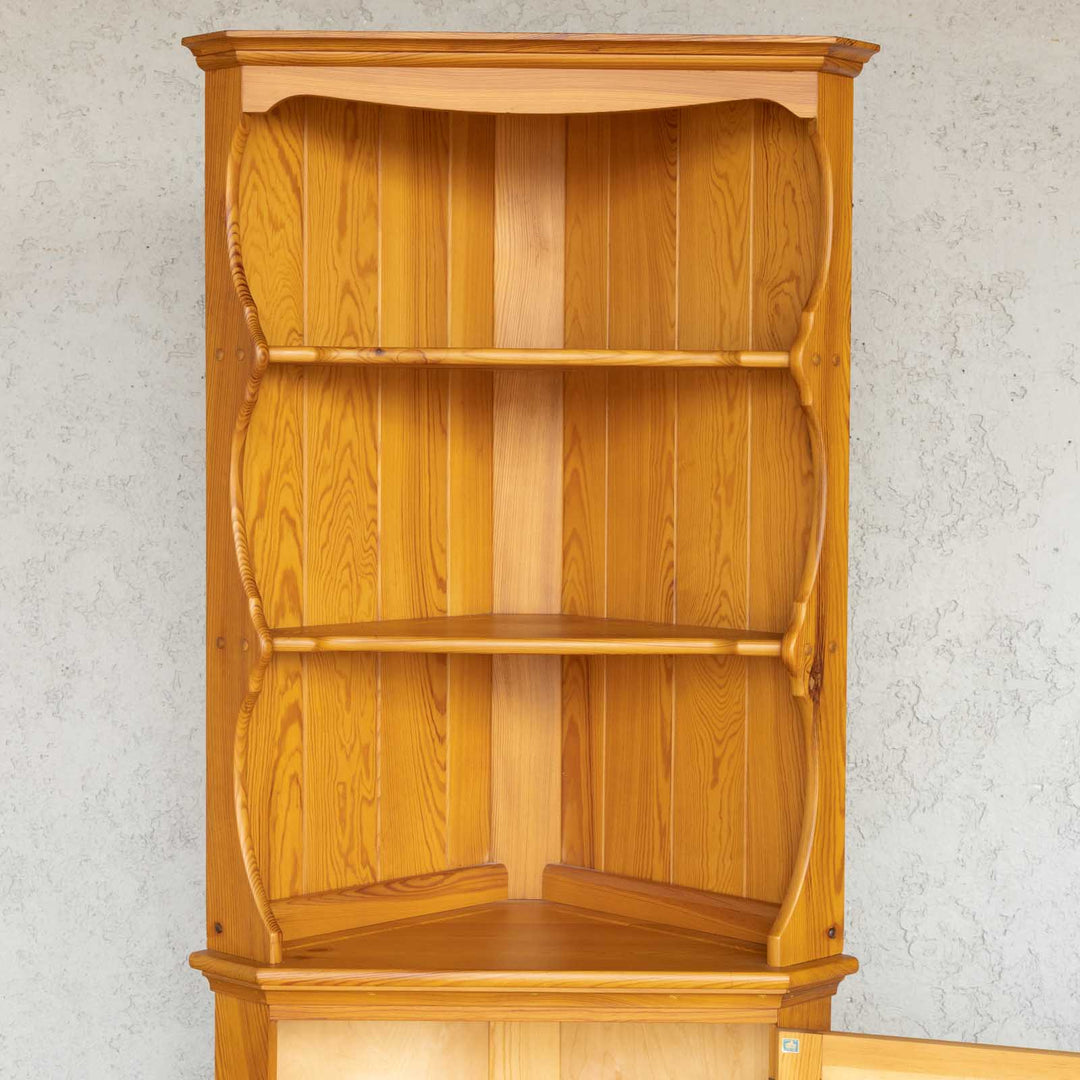 英国【ERCOL アーコール】明るいナチュラルな色味がお部屋に馴染む コーナーキャビネット[m]