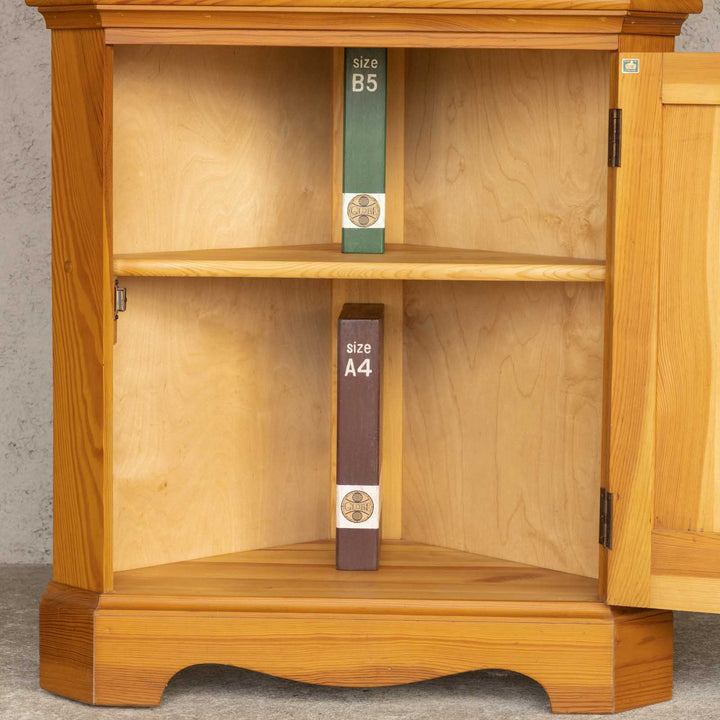 英国【ERCOL アーコール】明るいナチュラルな色味がお部屋に馴染む コーナーキャビネット[m]