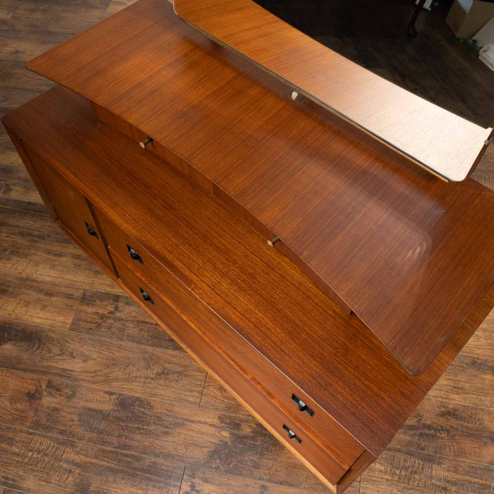 モダンなデザインはスタイリッシュなお部屋作りにぴったり チーク ドレッサー[m]
