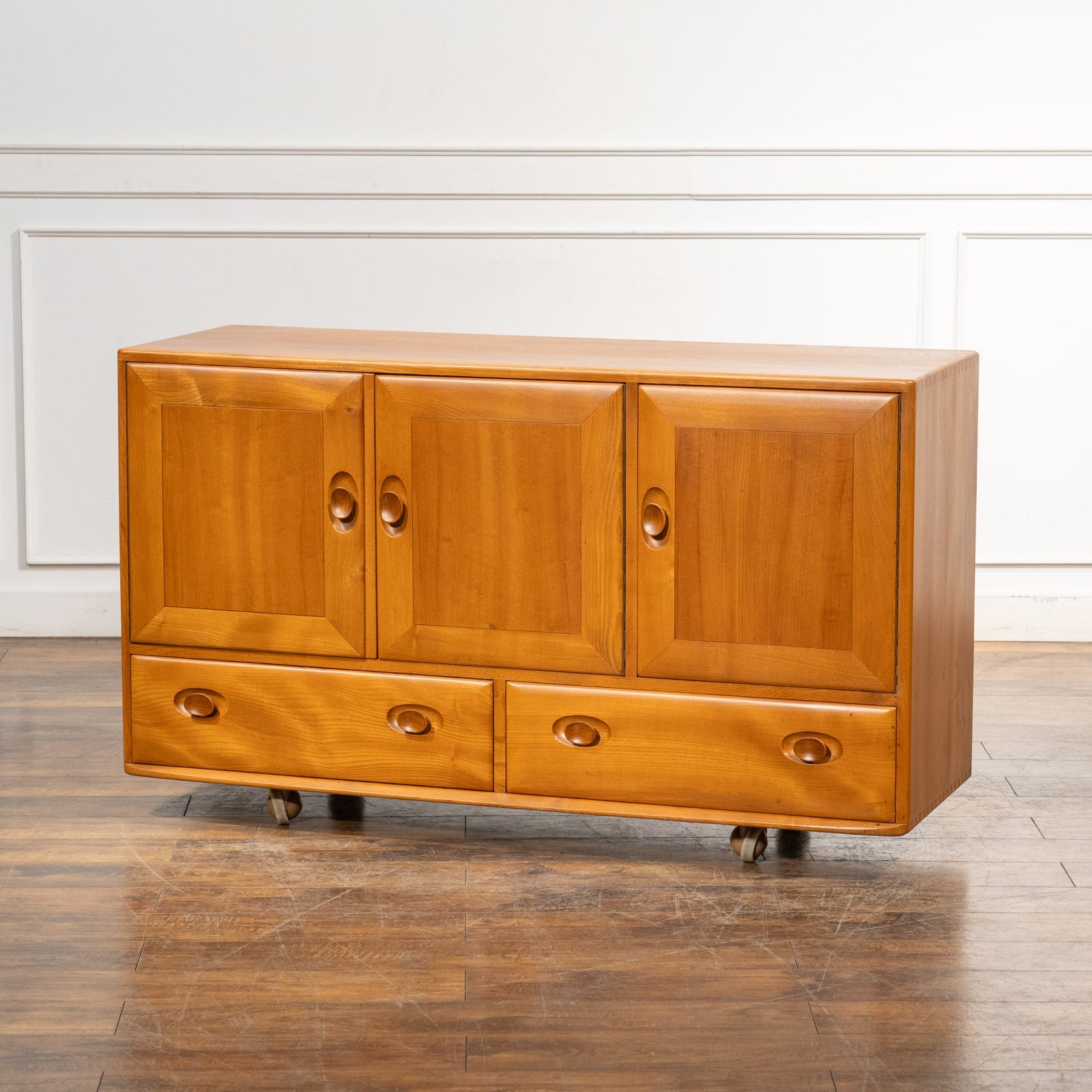 英国【ERCOL アーコール】オリジナルのカトラリートレイが備わった