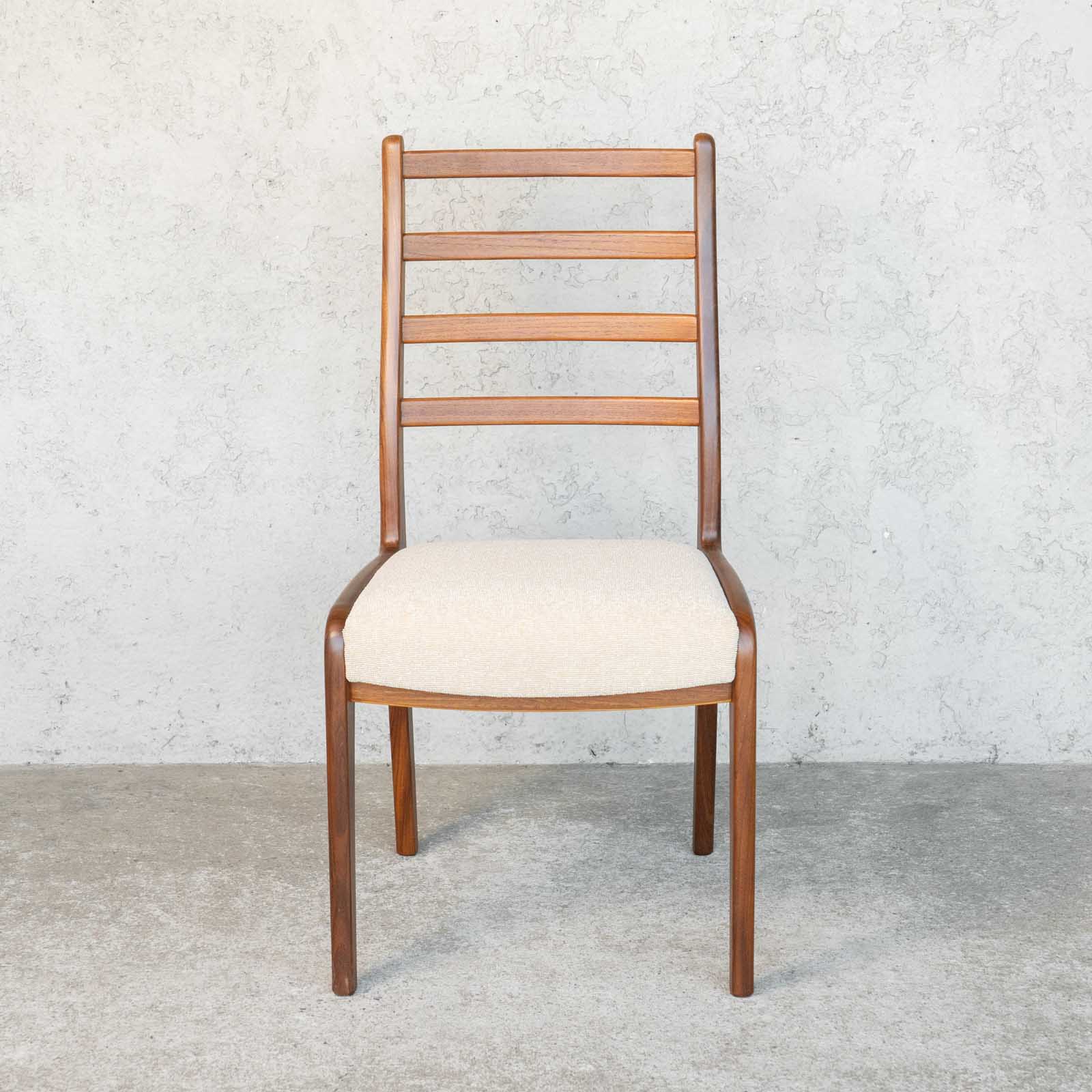 英国【G-PLAN ジープラン Fresco フレスコ】緩やかな背もたれが支える