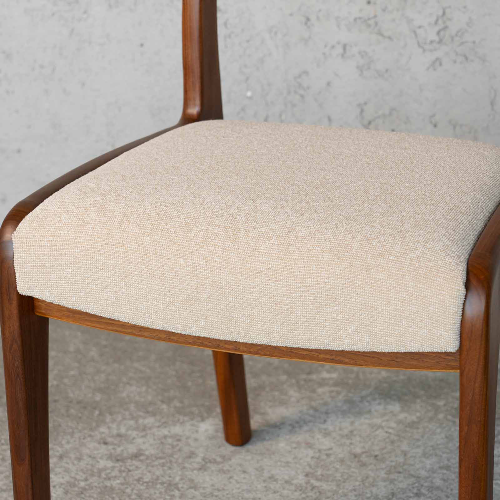 英国【G-PLAN ジープラン Fresco フレスコ】緩やかな背もたれが支える