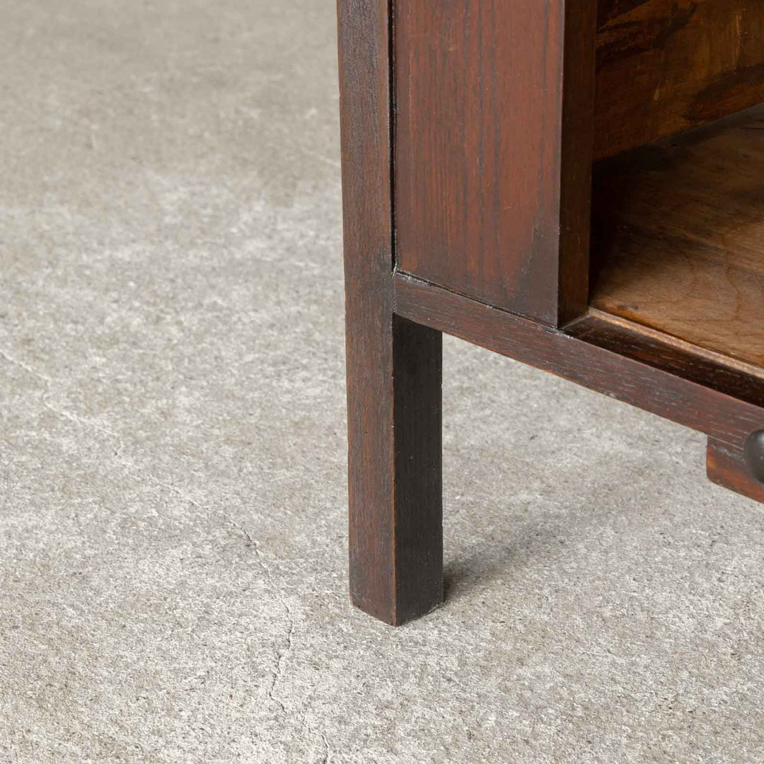 シンプルなフォルムに小さなドットのデザインが可愛らしい オーク キャビネット [m]