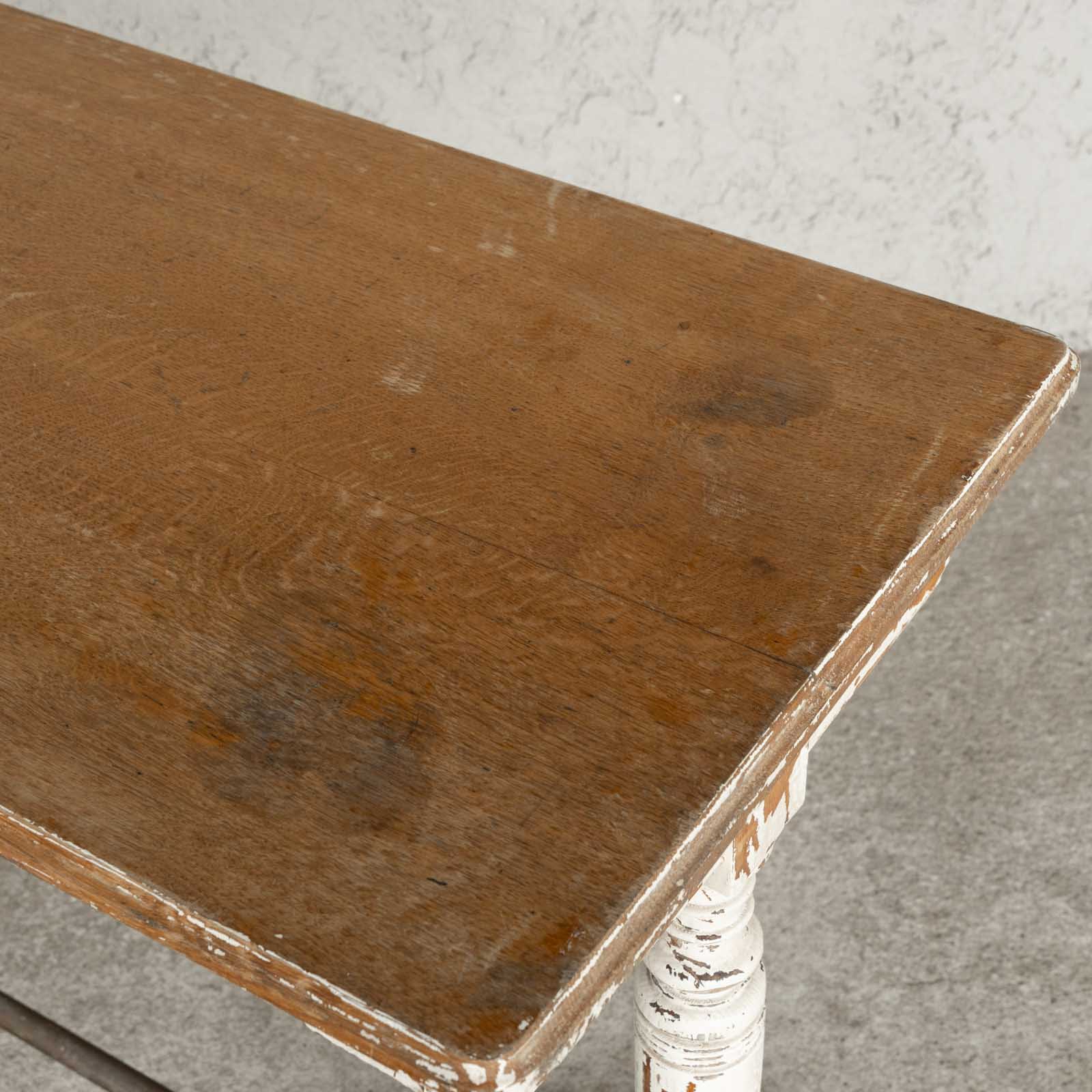 ペイントの剥がれがシャビーシックな雰囲気を醸し出す アイアンとの