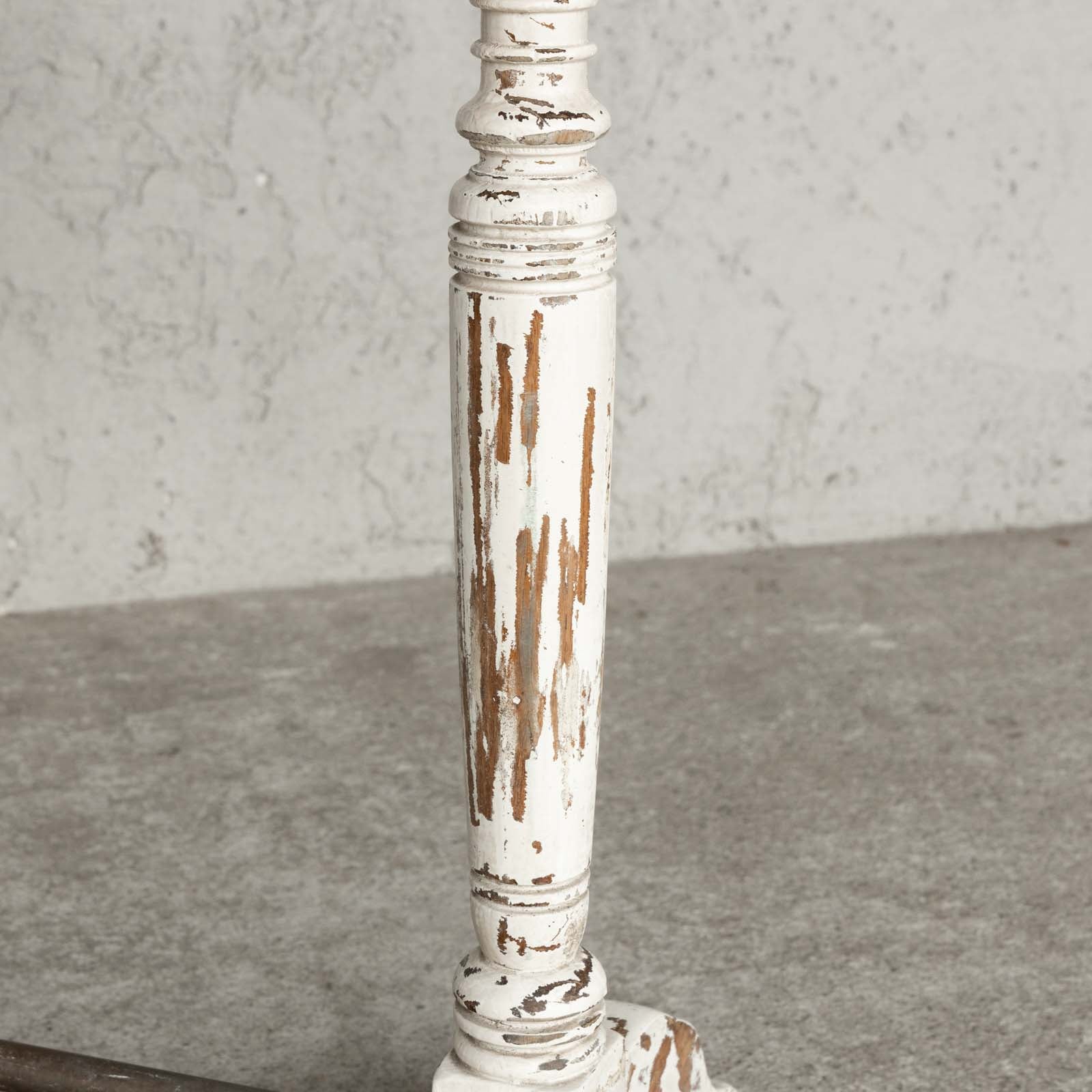 ペイントの剥がれがシャビーシックな雰囲気を醸し出す アイアンとの