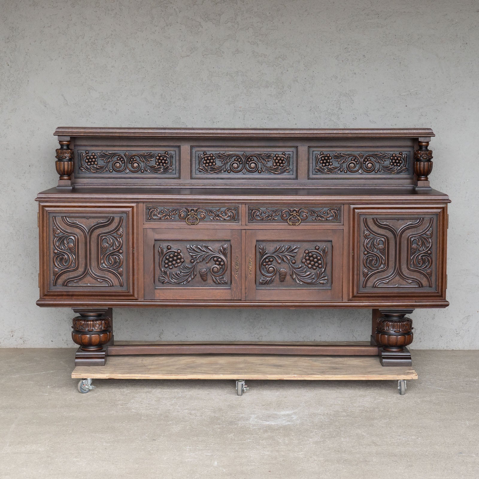 繊細なブドウの彫刻や存在感のあるバルボスレッグが目を惹く オーク