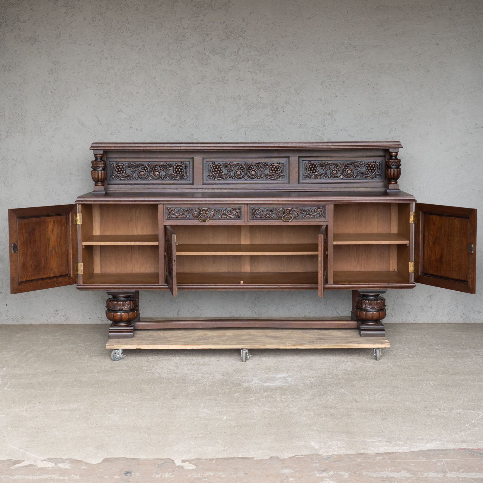 繊細なブドウの彫刻や存在感のあるバルボスレッグが目を惹く オーク