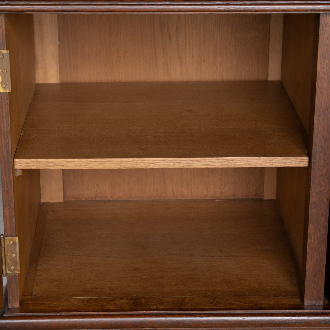 繊細なブドウの彫刻や存在感のあるバルボスレッグが目を惹く オーク サイドボード /22D